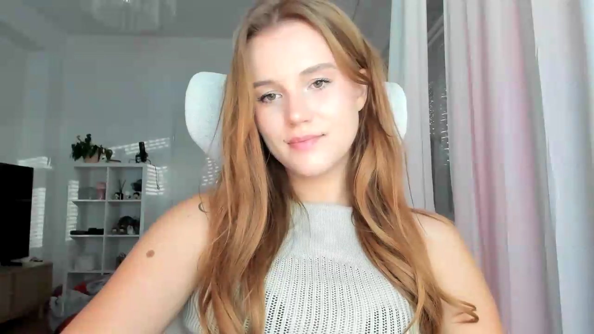 Gallery image thumbnail from lisa_lisa's myfreecams stream on, 08/28/2026, 16:46 image 13 of 20