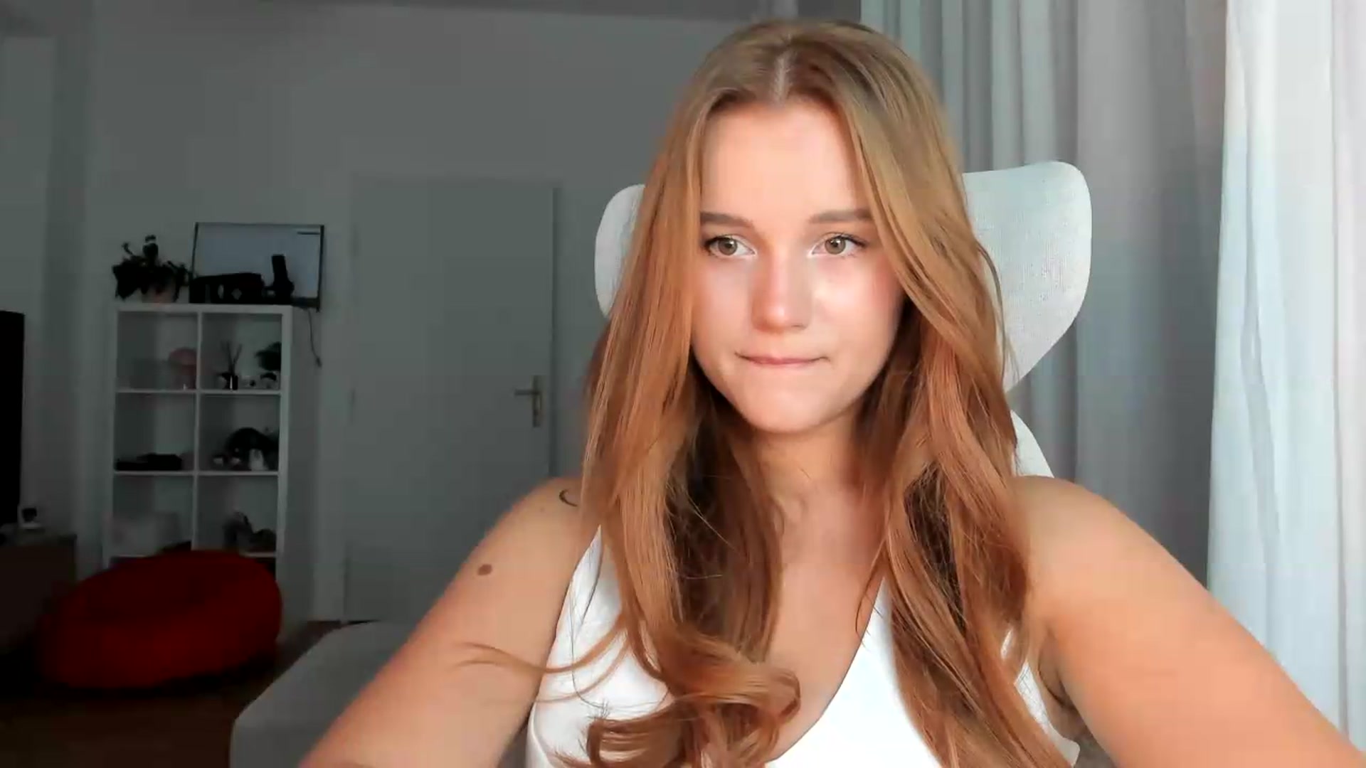 Gallery image thumbnail from lisa_lisa's myfreecams stream on, 08/31/2026, 17:31 image 2 of 20