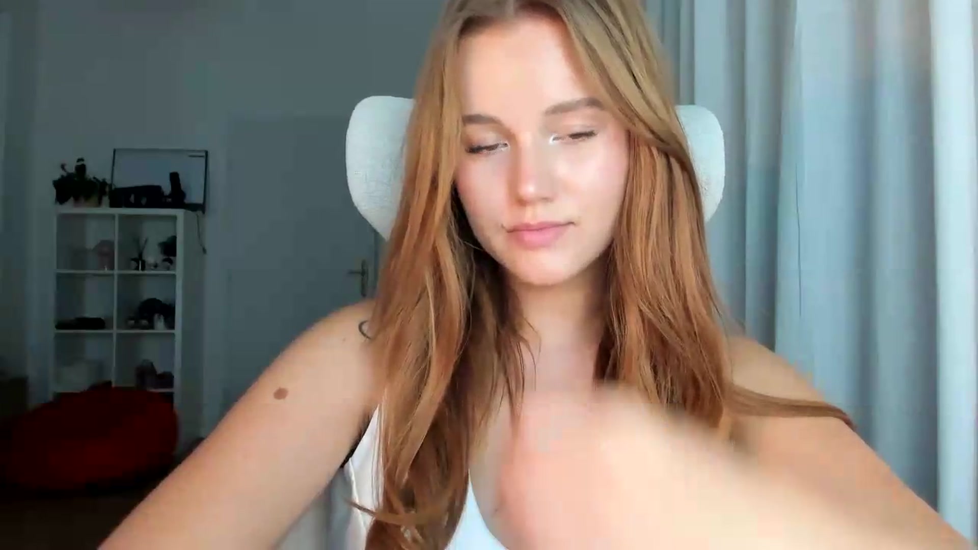 Gallery image thumbnail from lisa_lisa's myfreecams stream on, 08/31/2026, 19:02 image 12 of 20