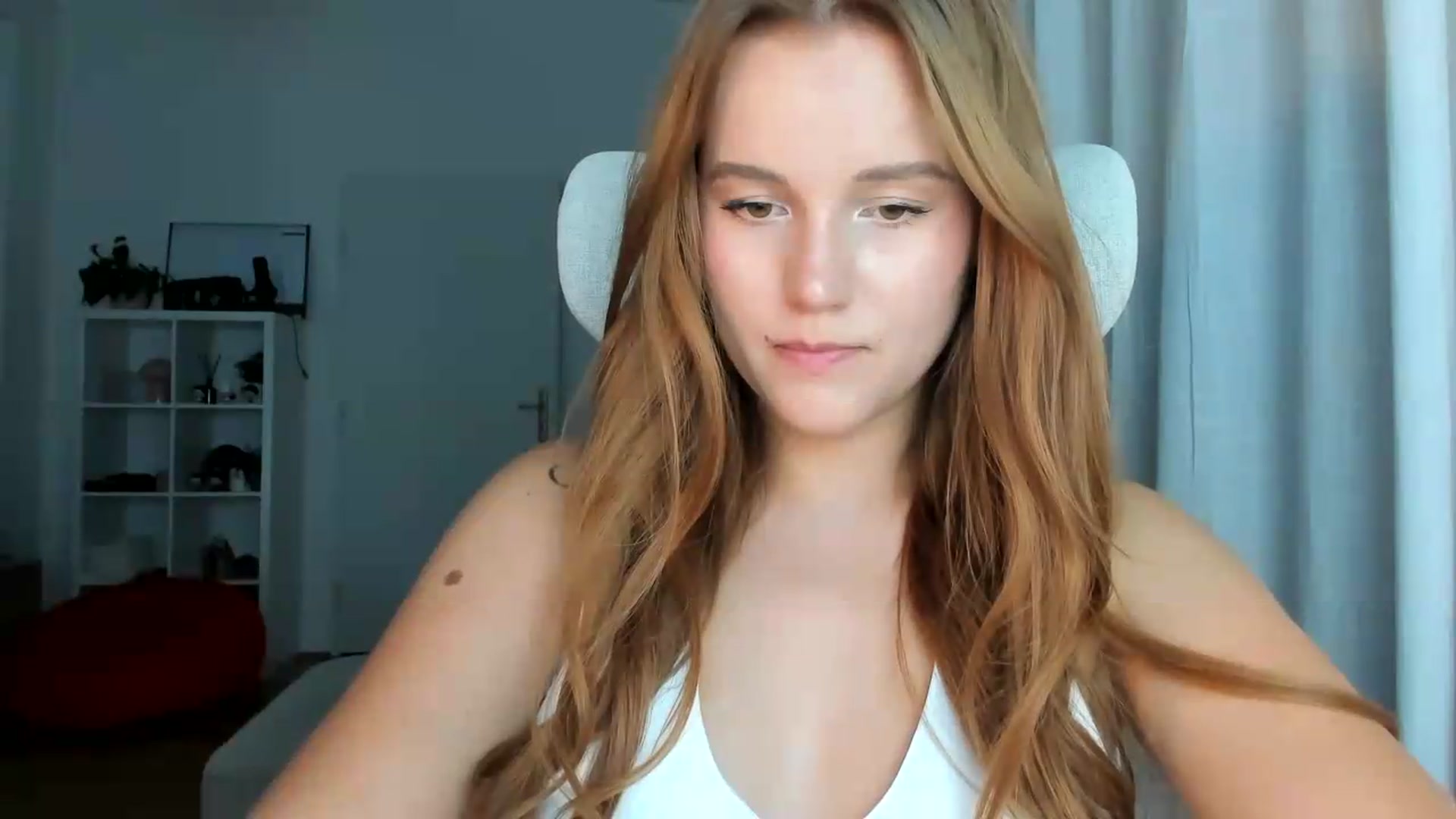 Gallery image thumbnail from lisa_lisa's myfreecams stream on, 08/31/2026, 19:02 image 9 of 20