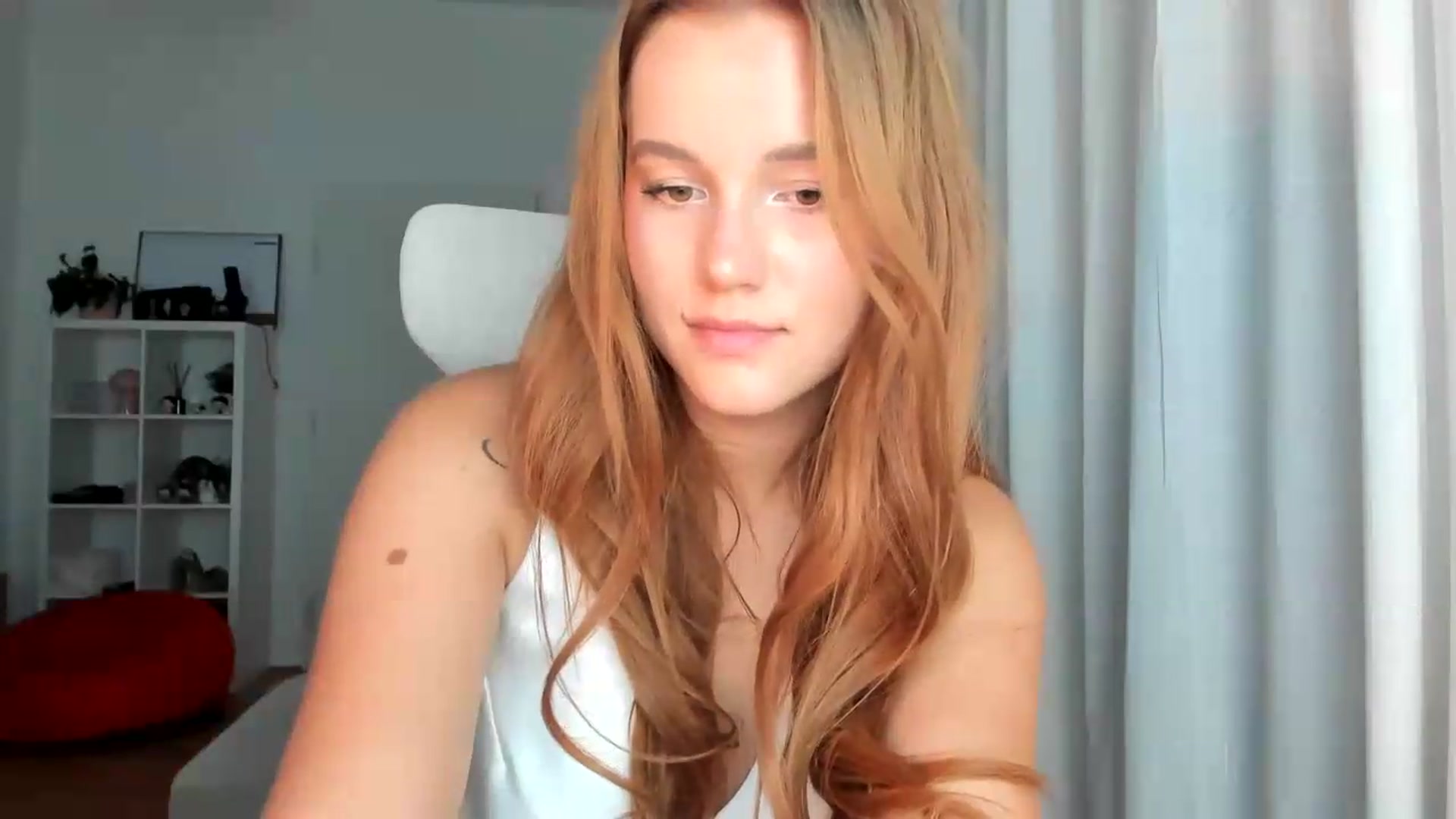Gallery image thumbnail from lisa_lisa's myfreecams stream on, 08/31/2026, 19:02 image 15 of 20