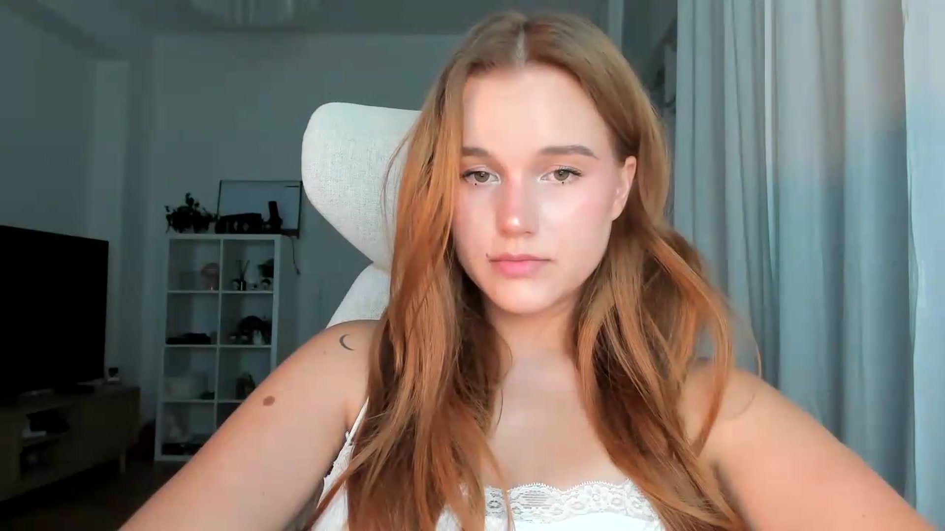 Gallery image thumbnail from lisa_lisa's myfreecams stream on, 09/08/2026, 17:24 image 16 of 20
