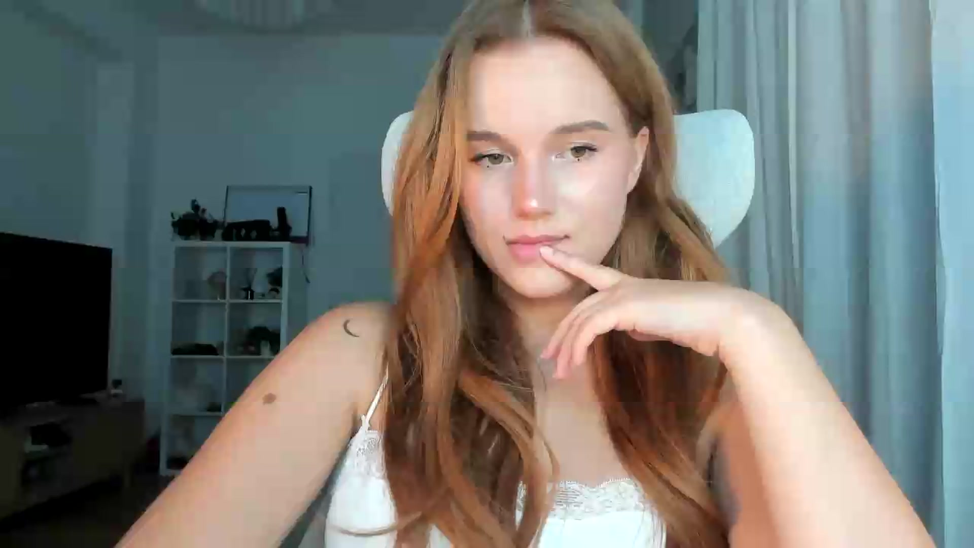 Gallery image thumbnail from lisa_lisa's myfreecams stream on, 09/08/2026, 17:24 image 11 of 20