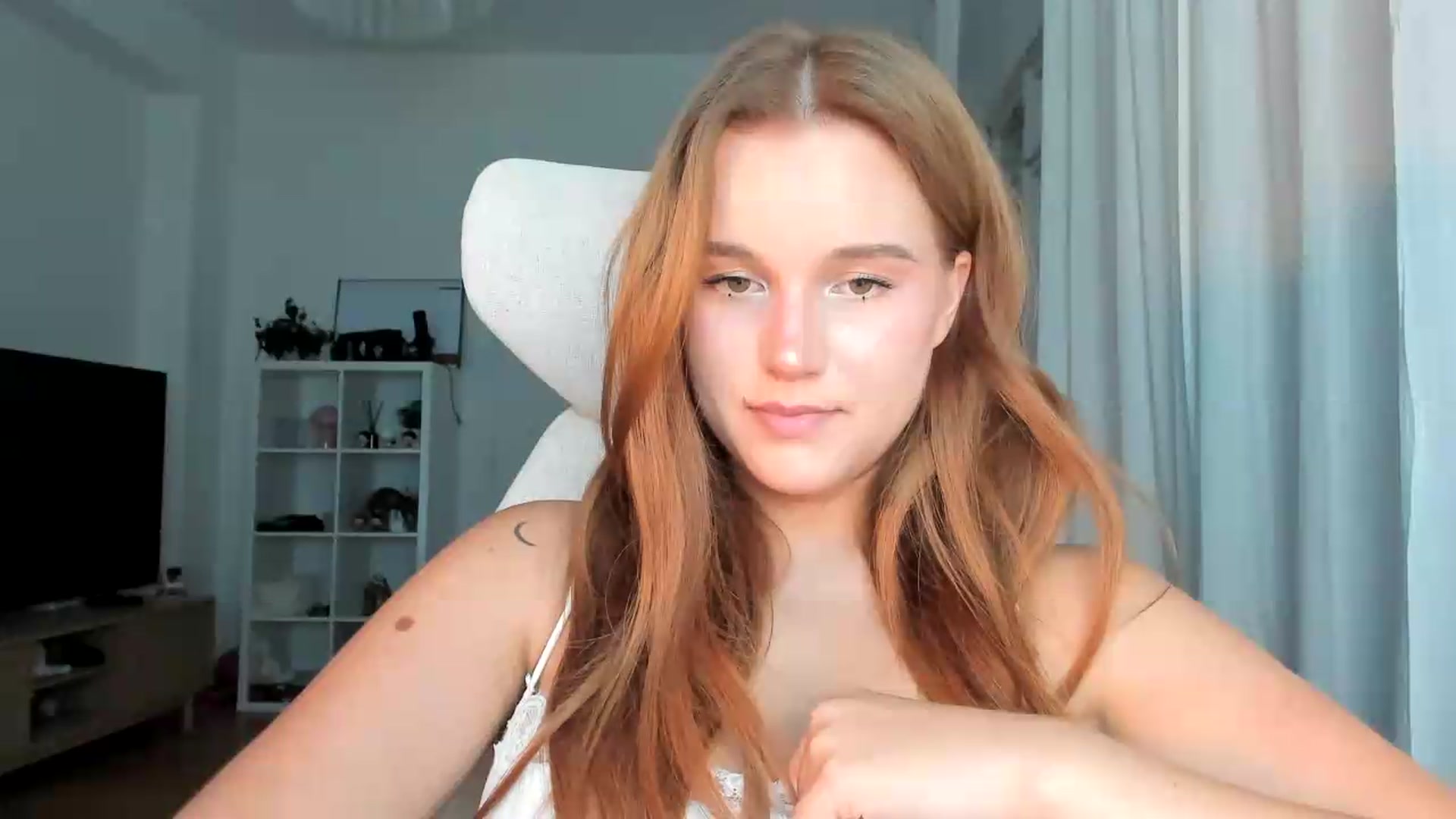 Gallery image thumbnail from lisa_lisa's myfreecams stream on, 09/08/2026, 17:24 image 17 of 20
