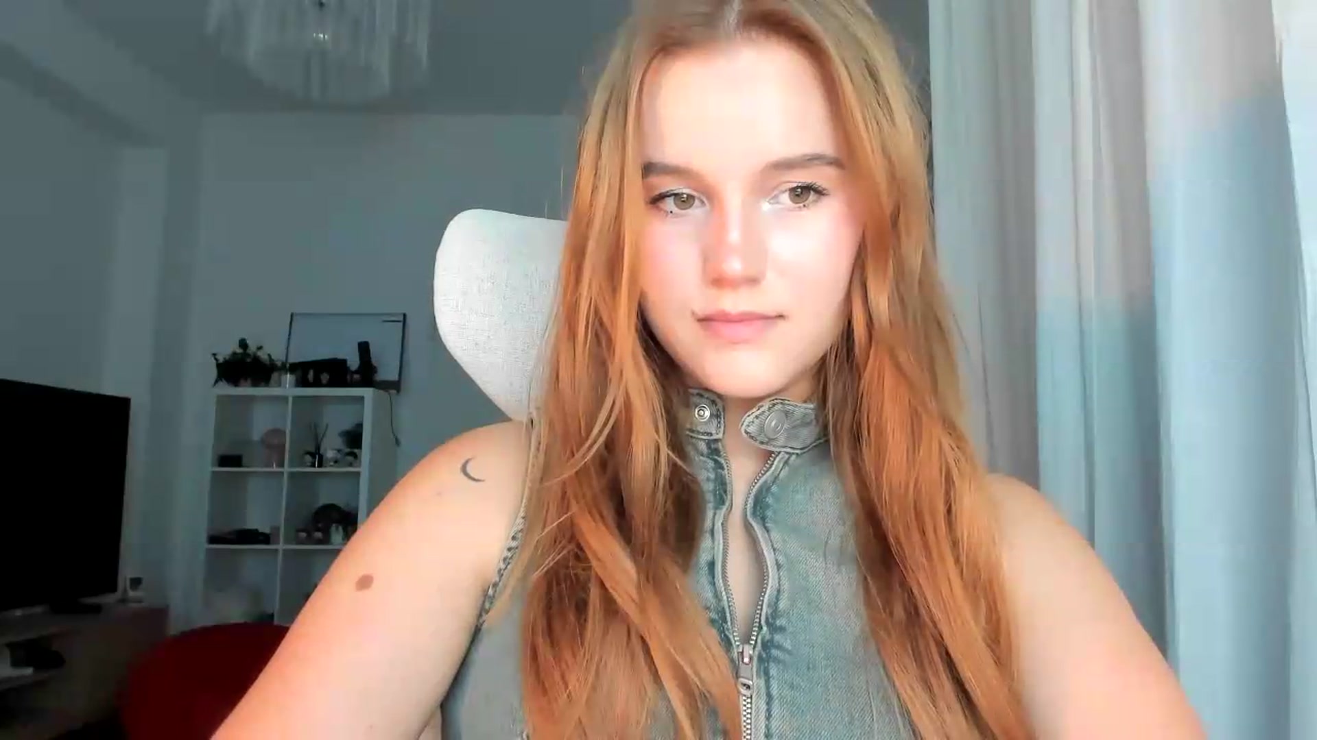 Gallery image thumbnail from lisa_lisa's myfreecams stream on, 09/15/2026, 17:33 image 17 of 20