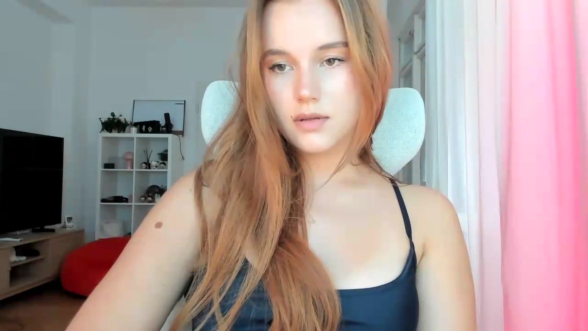Gallery image thumbnail from lisa_lisa's myfreecams stream on, 09/18/2026, 14:01 image 14 of 20