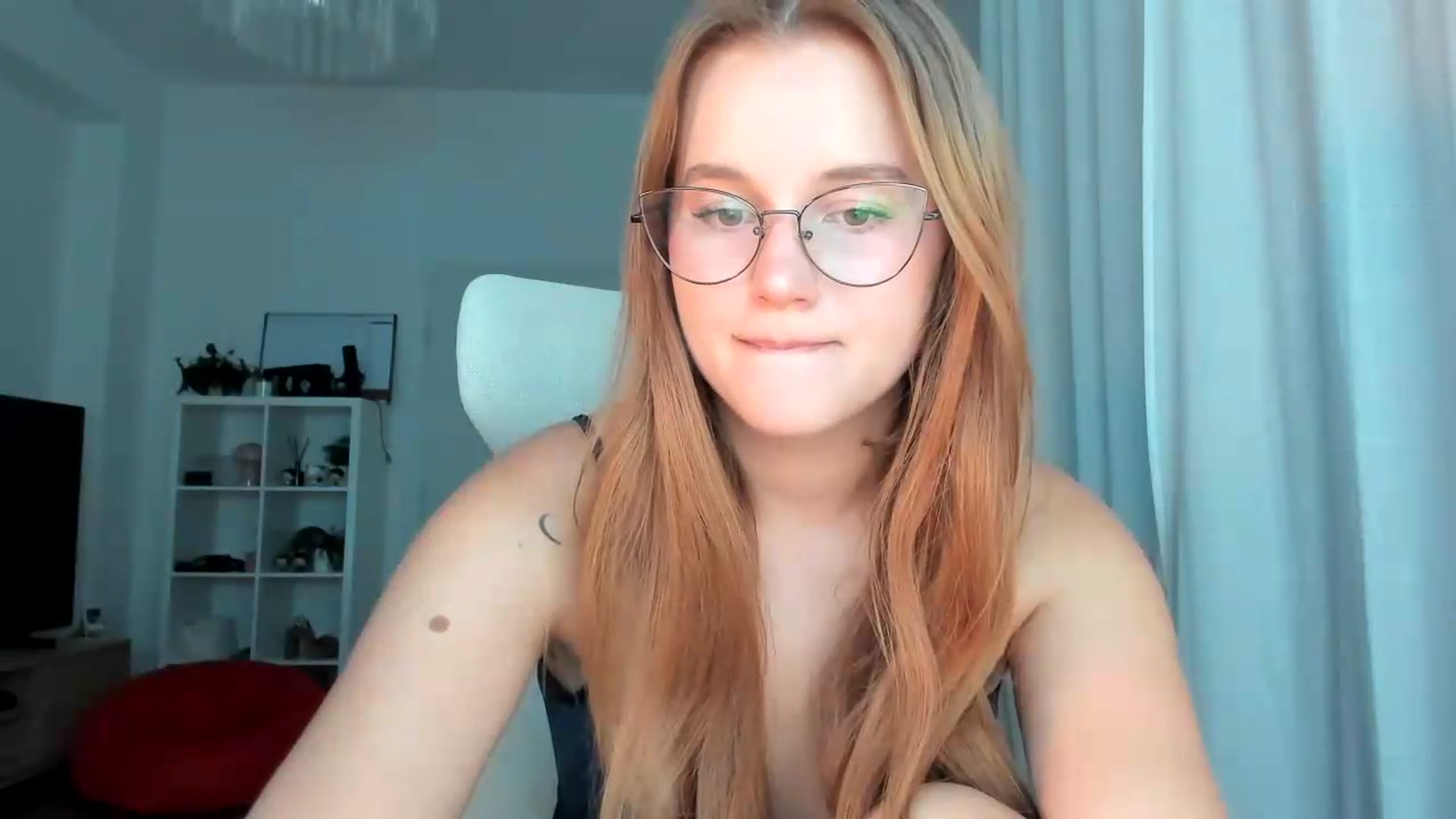 Gallery image thumbnail from lisa_lisa's myfreecams stream on, 09/18/2026, 18:24 image 12 of 20