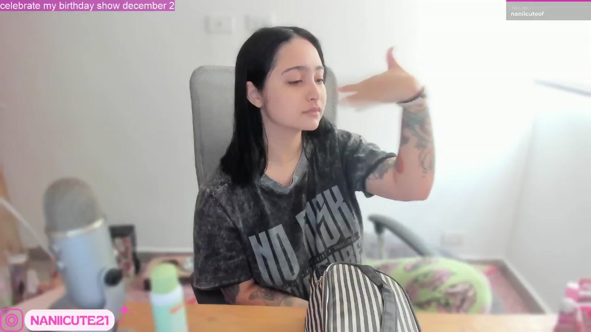 Gallery image thumbnail from littlebelle_'s myfreecams stream on, 11/23/2024, 16:38 image 1 of 20
