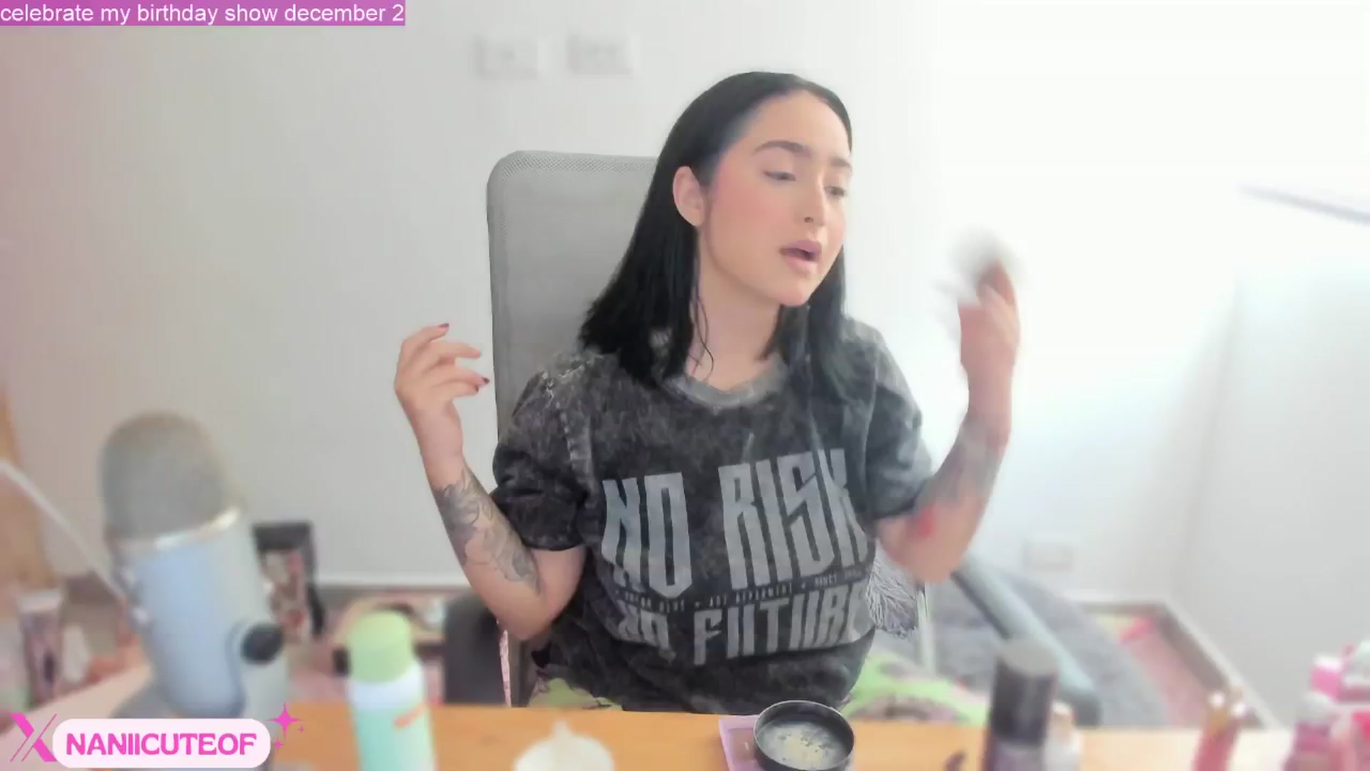 Gallery image thumbnail from littlebelle_'s myfreecams stream on, 11/23/2024, 16:38 image 3 of 20