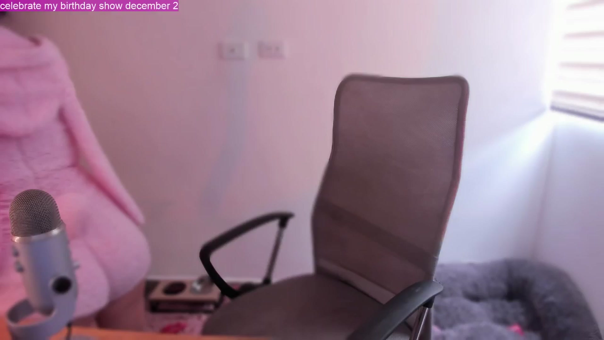 Gallery image thumbnail from littlebelle_'s myfreecams stream on, 11/23/2024, 17:35 image 10 of 20