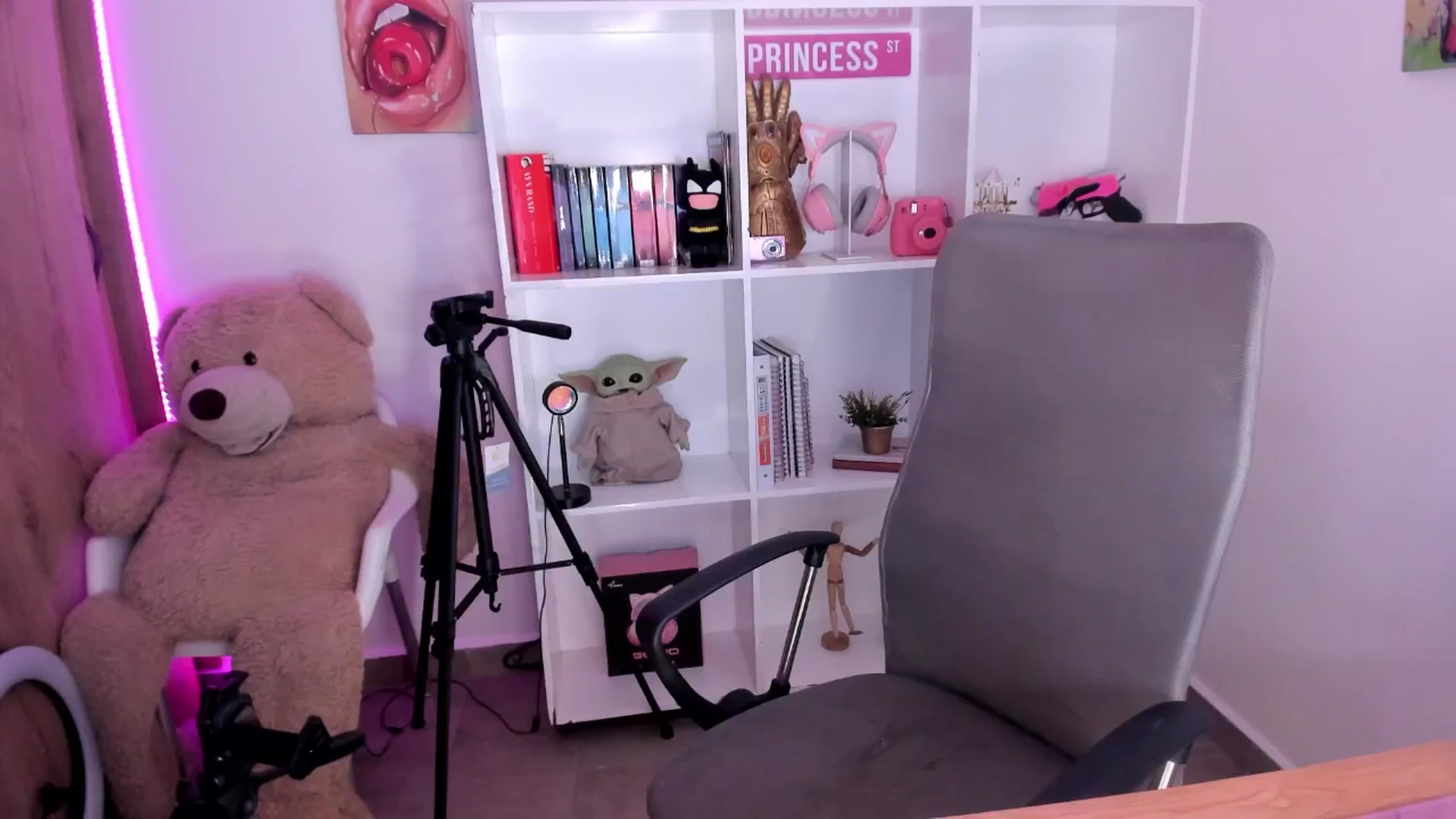 Gallery image thumbnail from littlebelle_'s myfreecams stream on, 05/22/2025, 02:31 image 7 of 20