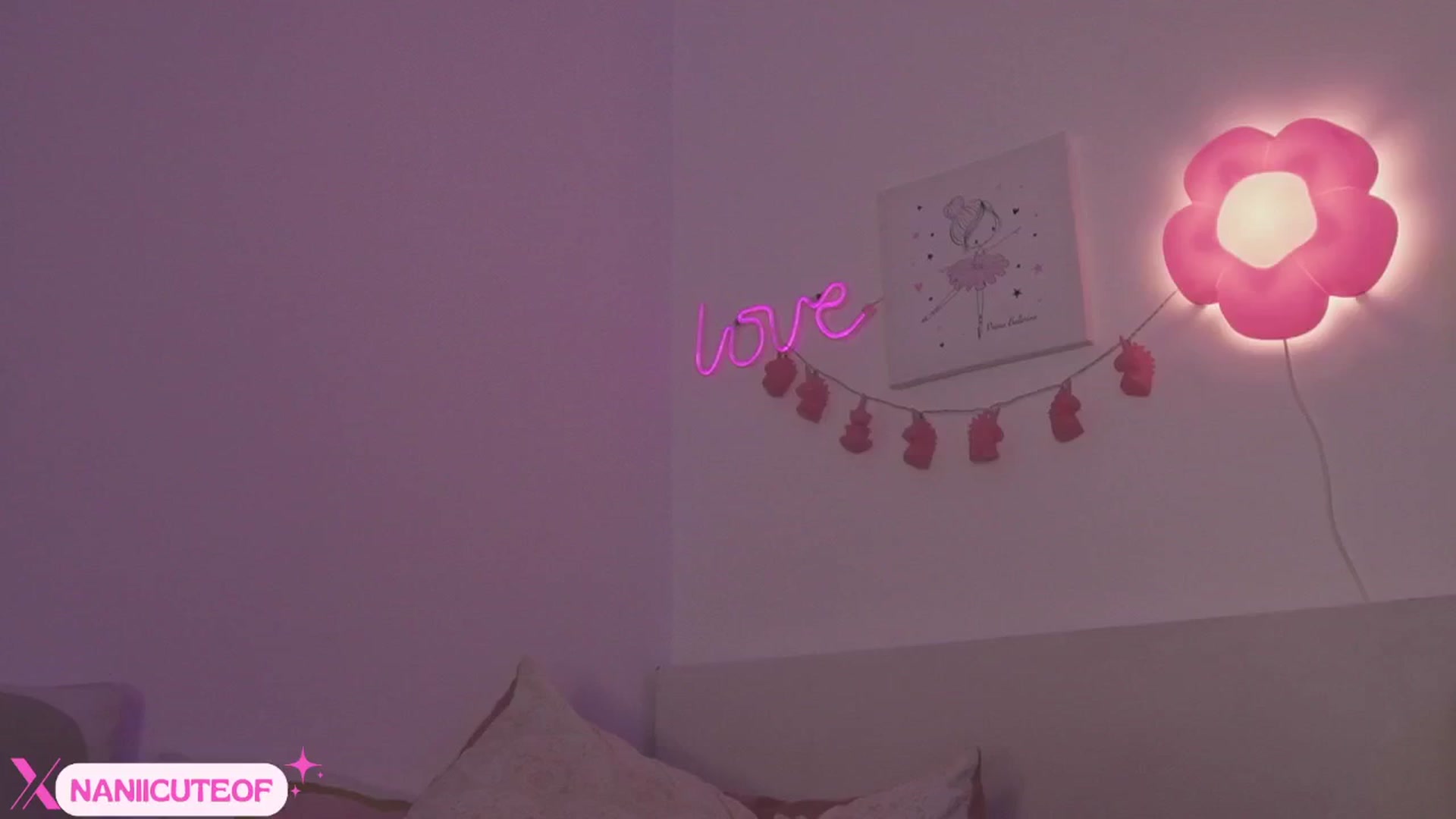 Gallery image thumbnail from littlebelle_'s myfreecams stream on, 05/27/2025, 24:15 image 19 of 20