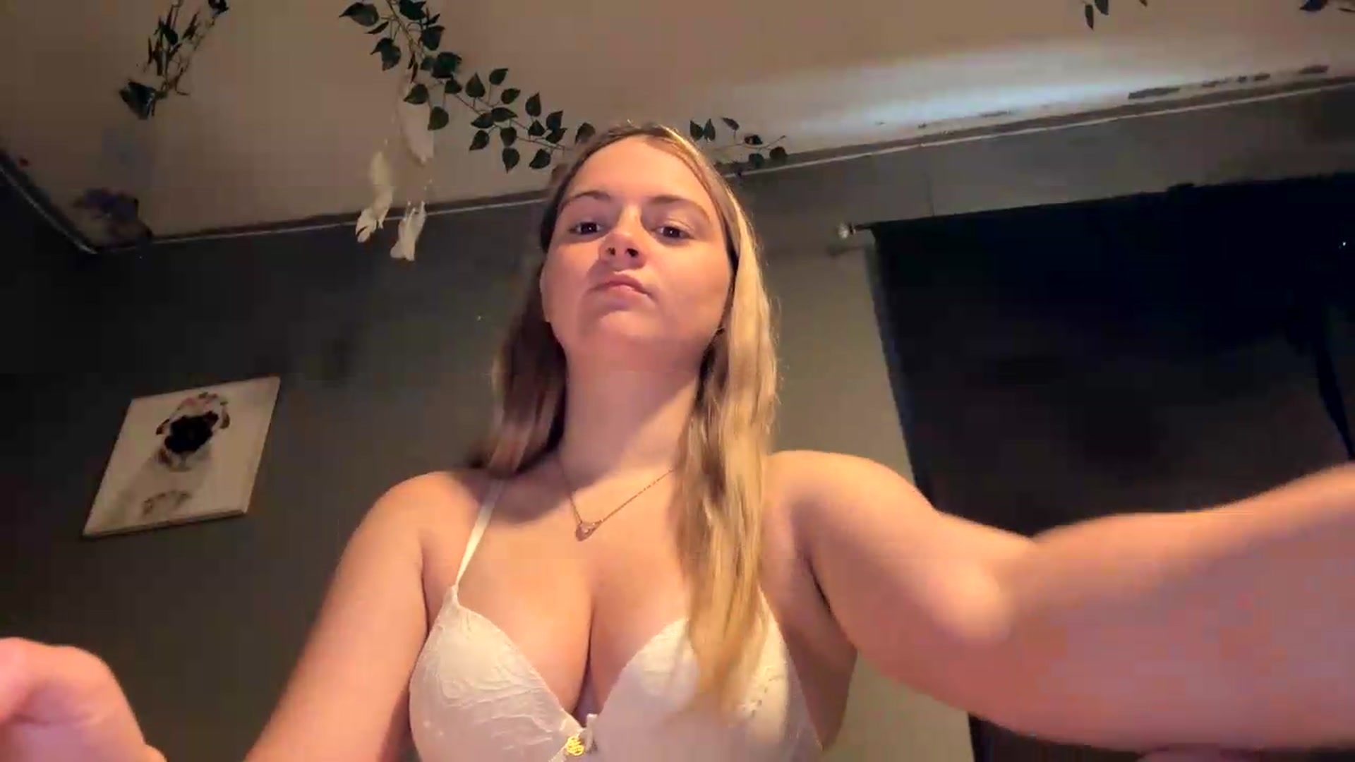 Gallery image thumbnail from littlelola88's myfreecams stream on, 05/20/2026, 18:12 image 16 of 20