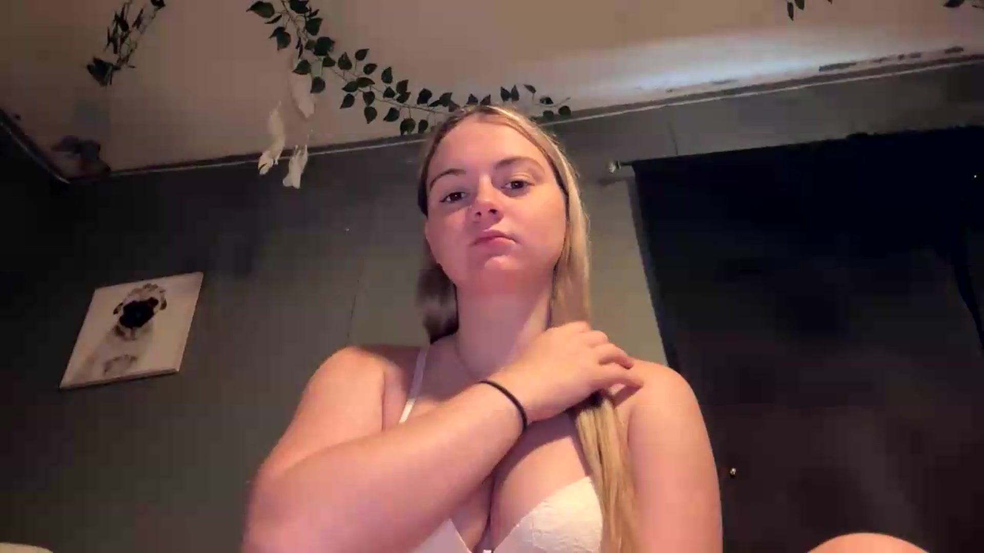 Gallery image thumbnail from littlelola88's myfreecams stream on, 05/20/2026, 18:12 image 14 of 20