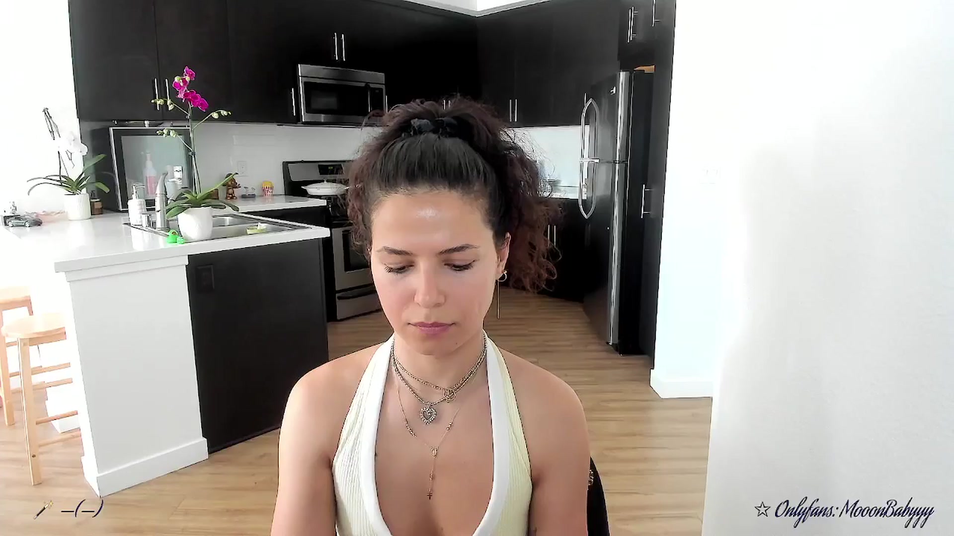 Gallery image thumbnail from litty's myfreecams stream on, 09/22/2025, 24:03 image 8 of 20