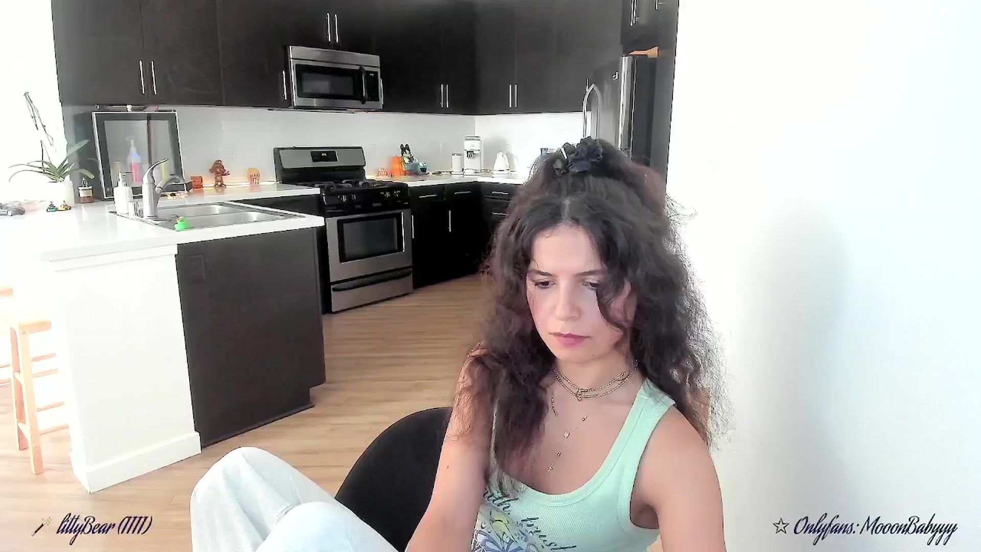 Gallery image thumbnail from litty's myfreecams stream on, 09/28/2025, 24:33 image 14 of 20
