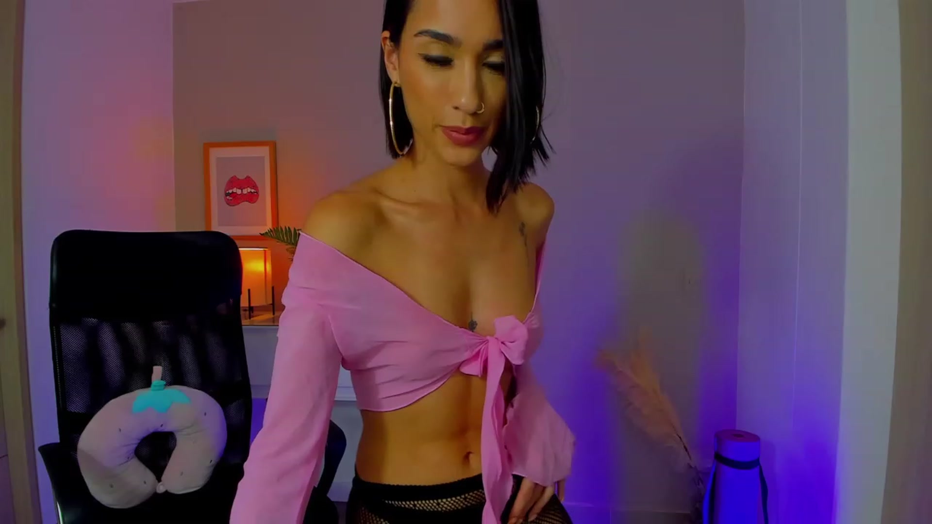 Gallery image thumbnail from lizzie_Steele's myfreecams stream on, 05/17/2023, 23:02 image 18 of 20