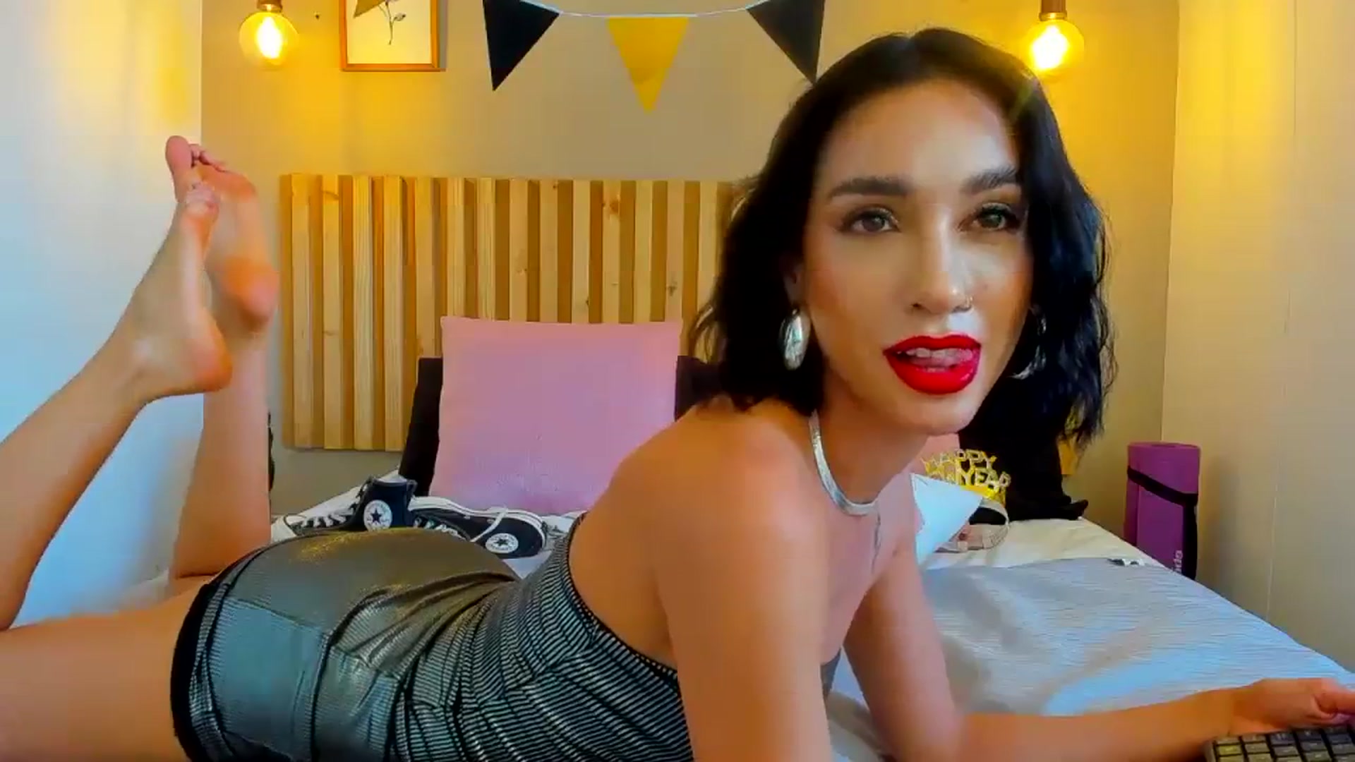 Gallery image thumbnail from lizzie_Steele's myfreecams stream on, 01/01/2024, 21:19 image 17 of 20
