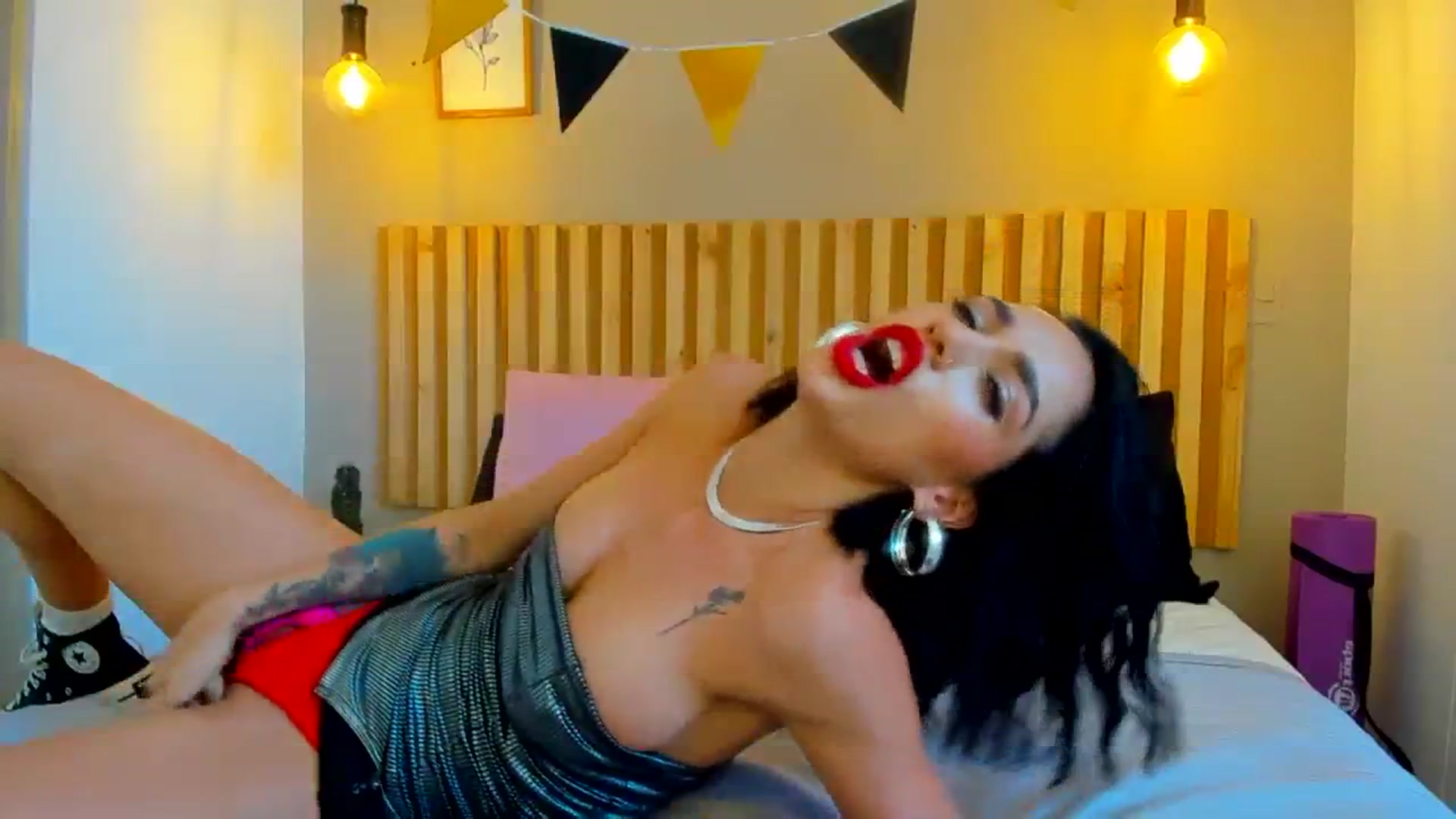 Gallery image thumbnail from lizzie_Steele's myfreecams stream on, 01/01/2024, 21:19 image 7 of 20