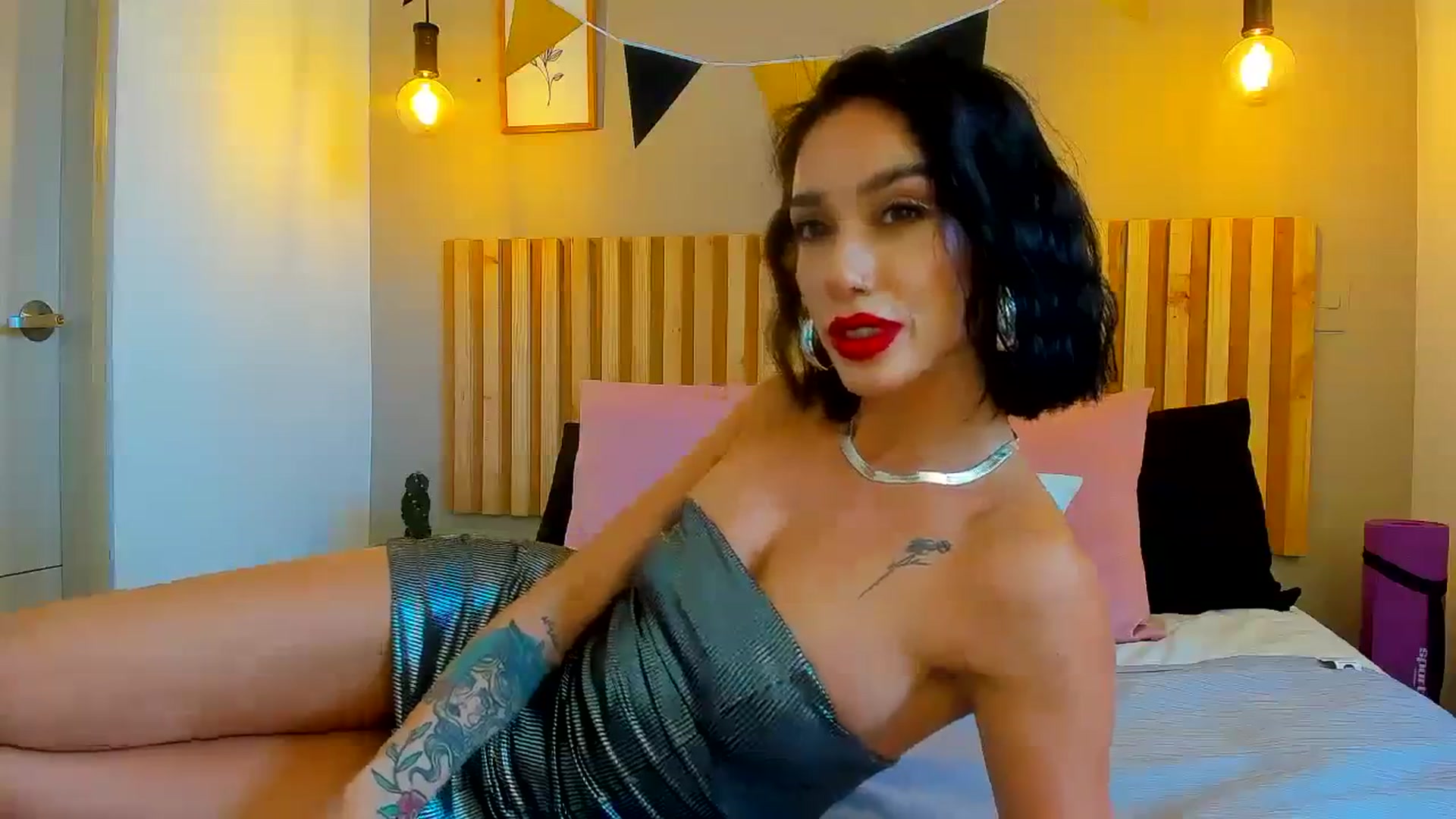 Gallery image thumbnail from lizzie_Steele's myfreecams stream on, 01/01/2024, 21:19 image 12 of 20