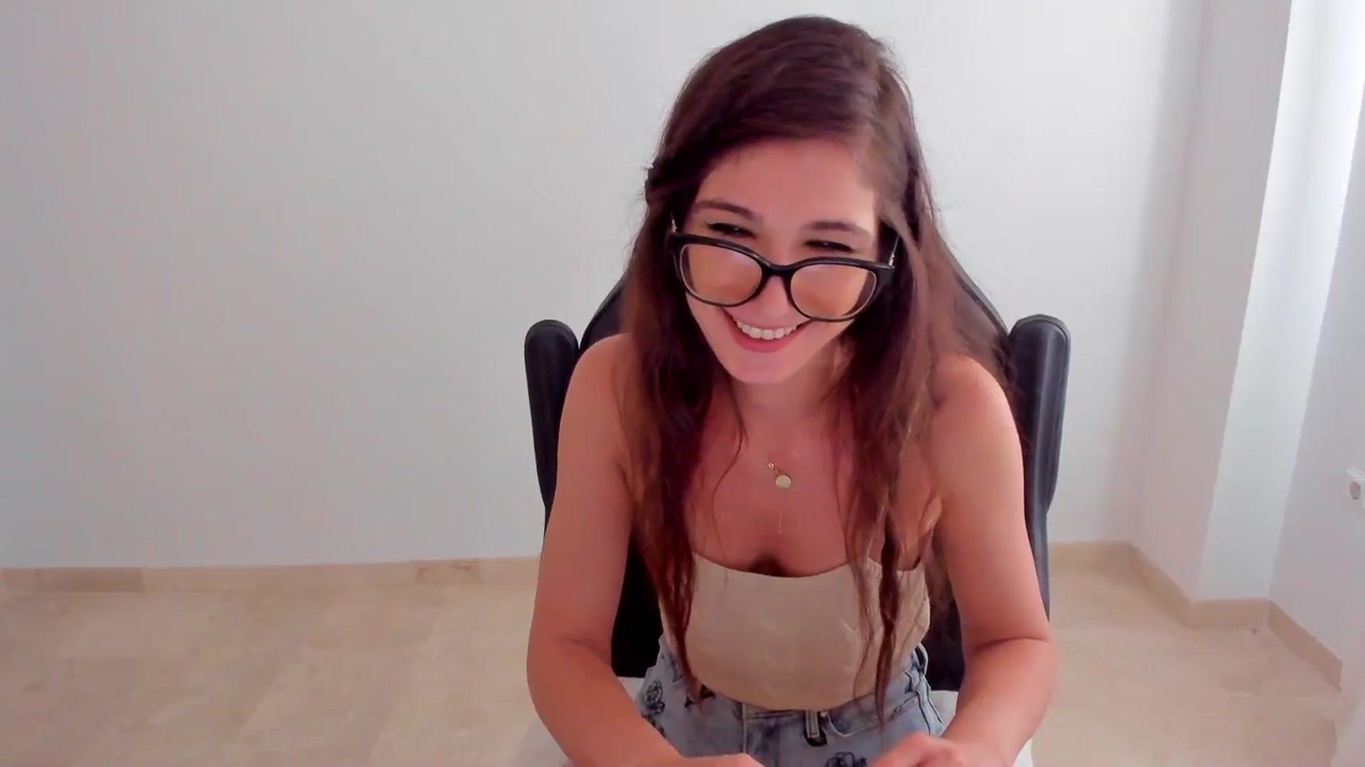 Gallery image thumbnail from llamatell's myfreecams stream on, 08/04/2023, 08:26 image 18 of 20