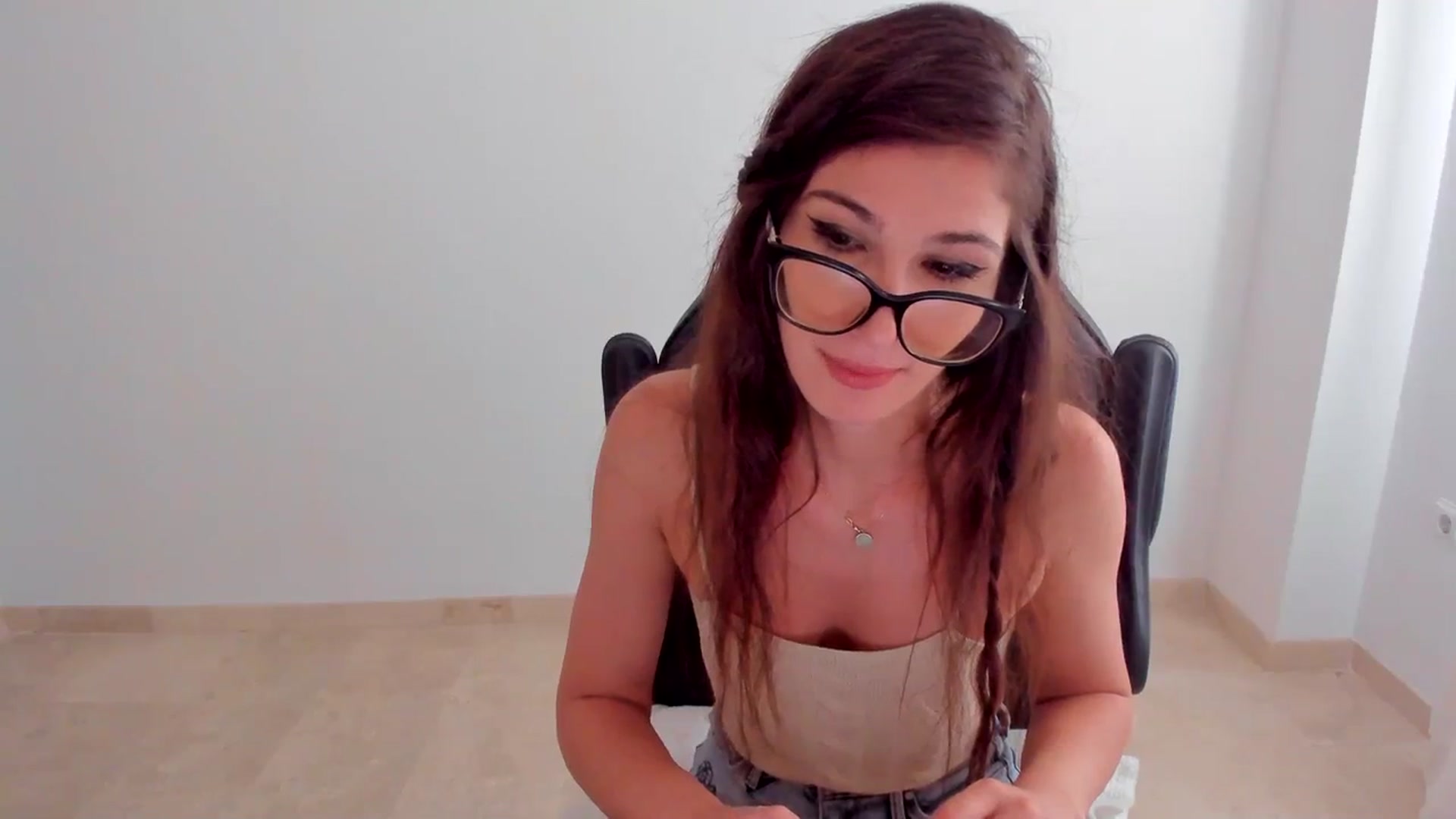 Gallery image thumbnail from llamatell's myfreecams stream on, 08/04/2023, 08:26 image 16 of 20
