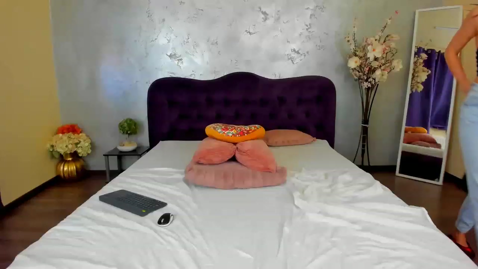 Gallery image thumbnail from lolIip0p__'s myfreecams stream on, 06/14/2023, 13:58 image 20 of 20