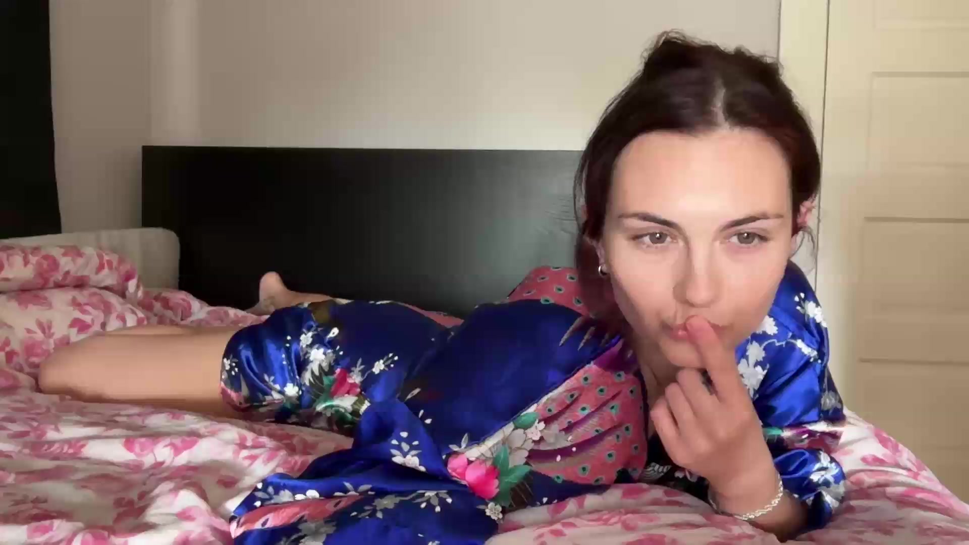 Gallery image thumbnail from lolalazuli's myfreecams stream on, 08/21/2026, 16:33 image 6 of 20