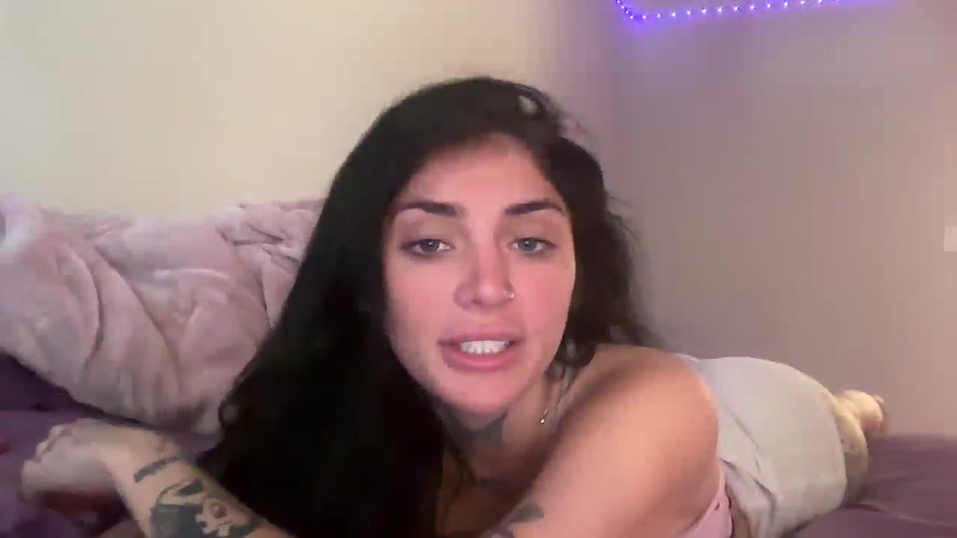 Gallery image thumbnail from lolalovezzxo's myfreecams stream on, 04/22/2026, 13:23 image 14 of 20