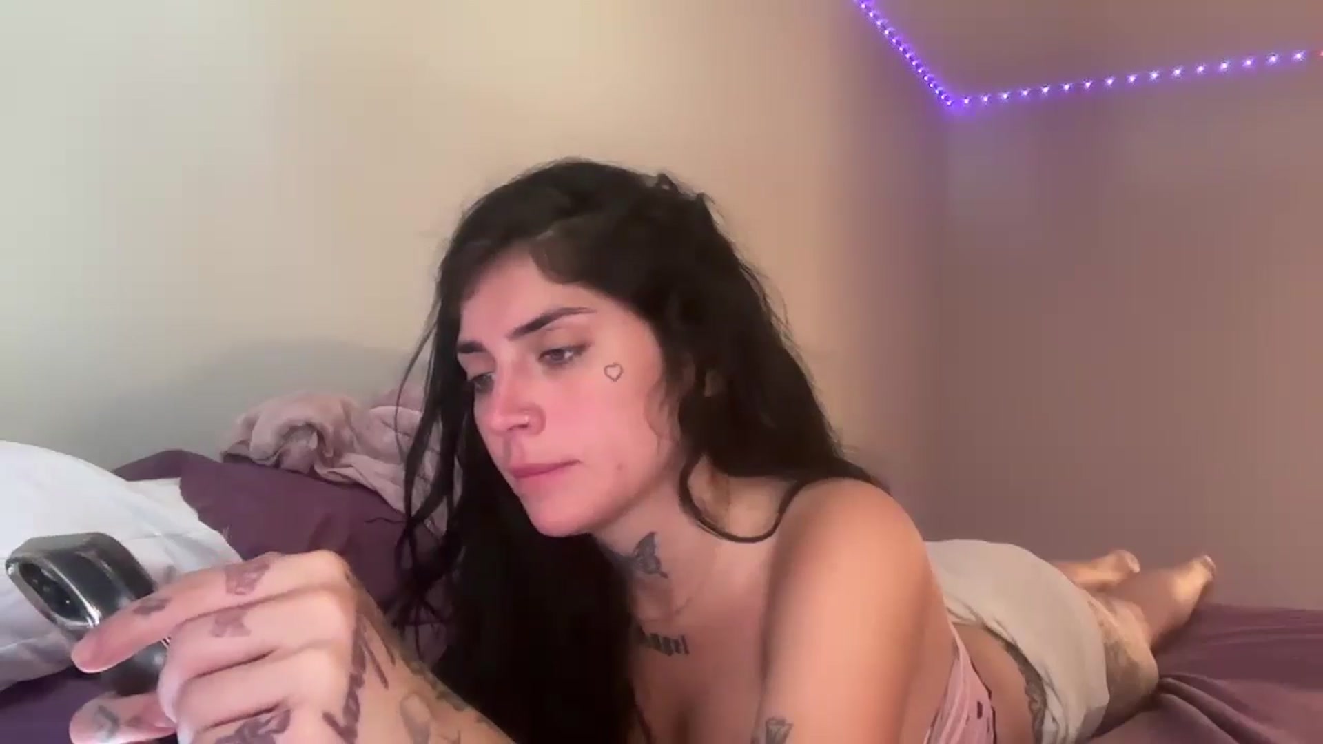Gallery image thumbnail from lolalovezzxo's myfreecams stream on, 04/22/2026, 14:18 image 5 of 20