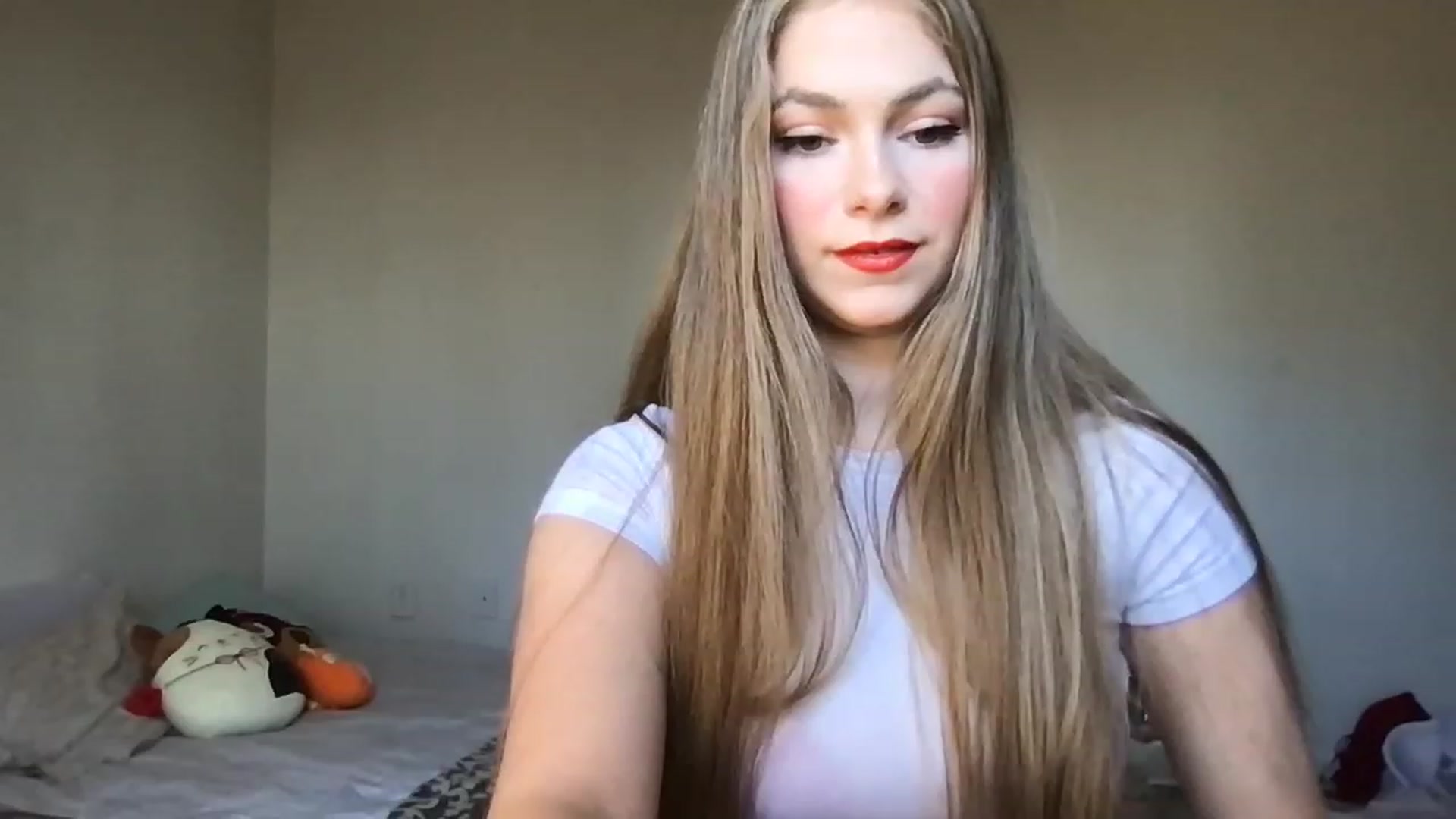 Gallery image thumbnail from lolypopbubble's myfreecams stream on, 11/21/2022, 19:36 image 9 of 20
