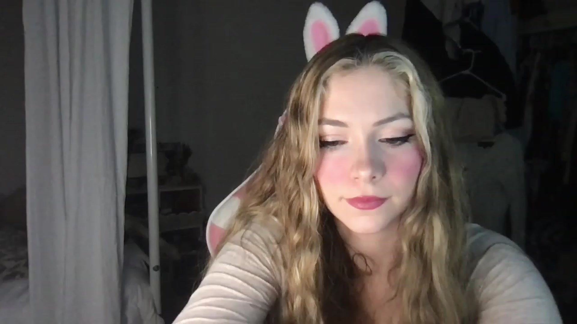 Gallery image thumbnail from lolypopbubble's myfreecams stream on, 01/19/2023, 22:38 image 6 of 20