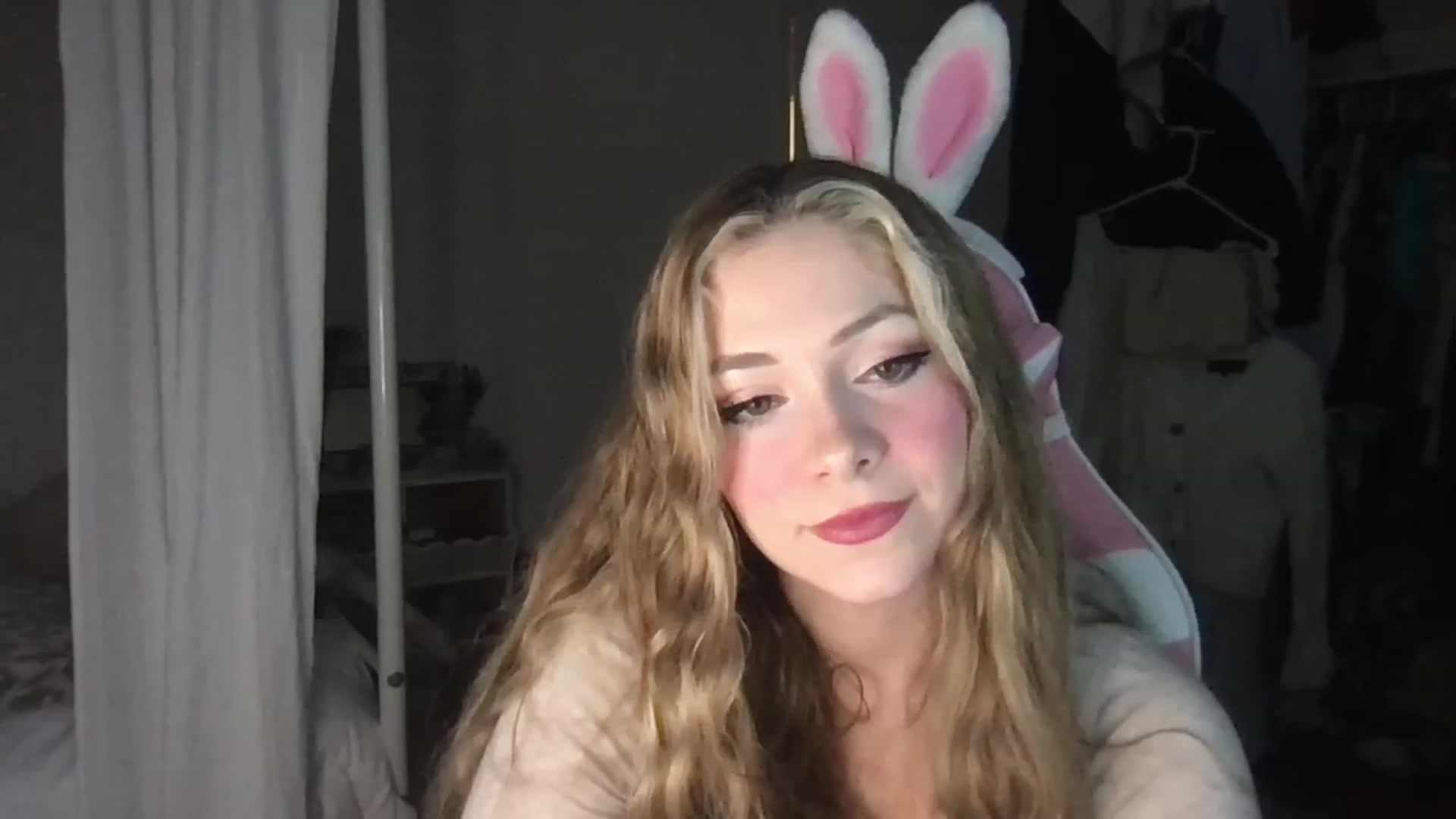 Gallery image thumbnail from lolypopbubble's myfreecams stream on, 01/19/2023, 22:38 image 8 of 20