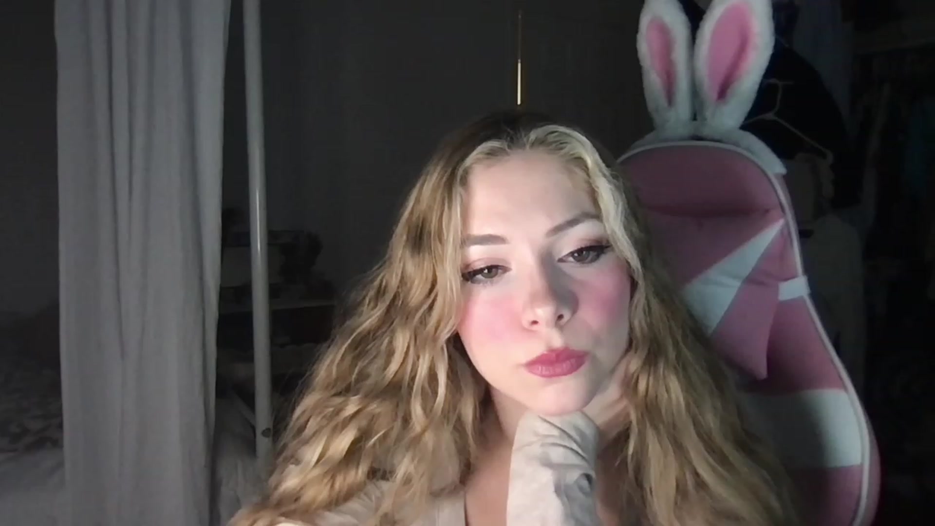 Gallery image thumbnail from lolypopbubble's myfreecams stream on, 01/19/2023, 22:38 image 18 of 20