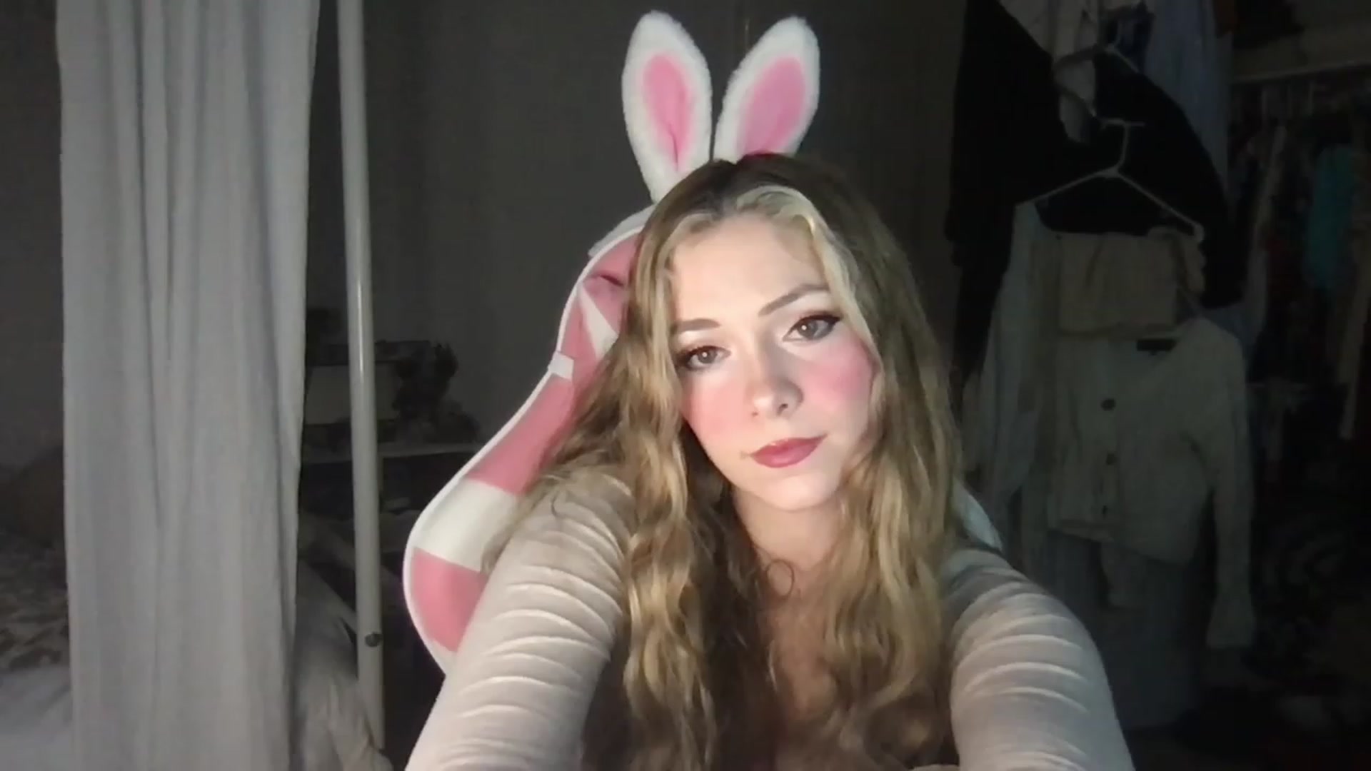 Gallery image thumbnail from lolypopbubble's myfreecams stream on, 01/19/2023, 22:38 image 10 of 20