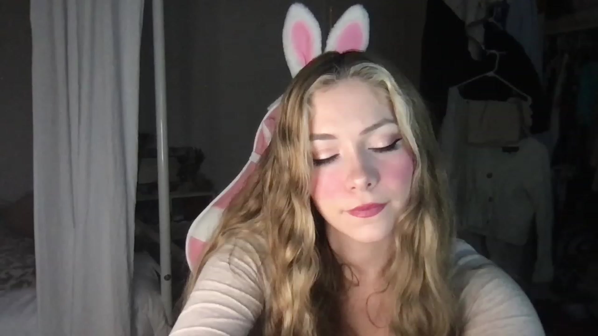 Gallery image thumbnail from lolypopbubble's myfreecams stream on, 01/19/2023, 22:38 image 3 of 20