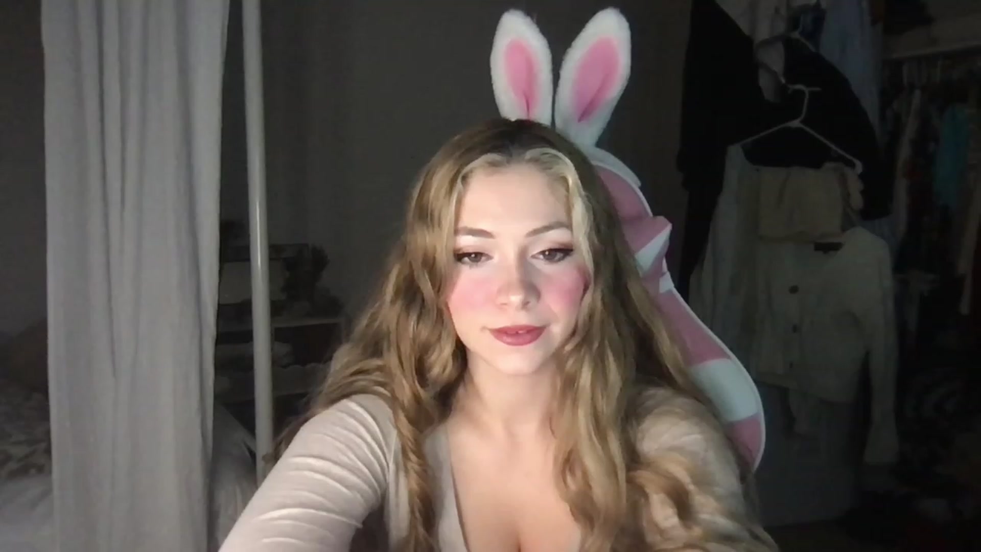 Gallery image thumbnail from lolypopbubble's myfreecams stream on, 01/19/2023, 22:38 image 13 of 20