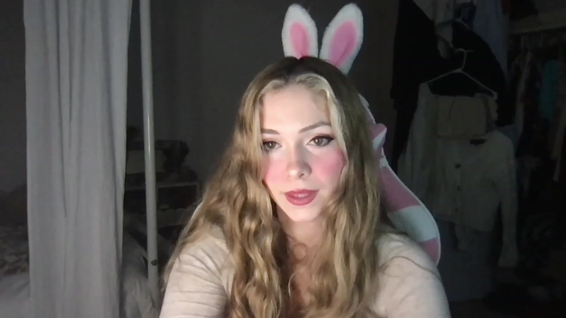 Gallery image thumbnail from lolypopbubble's myfreecams stream on, 01/19/2023, 22:38 image 11 of 20