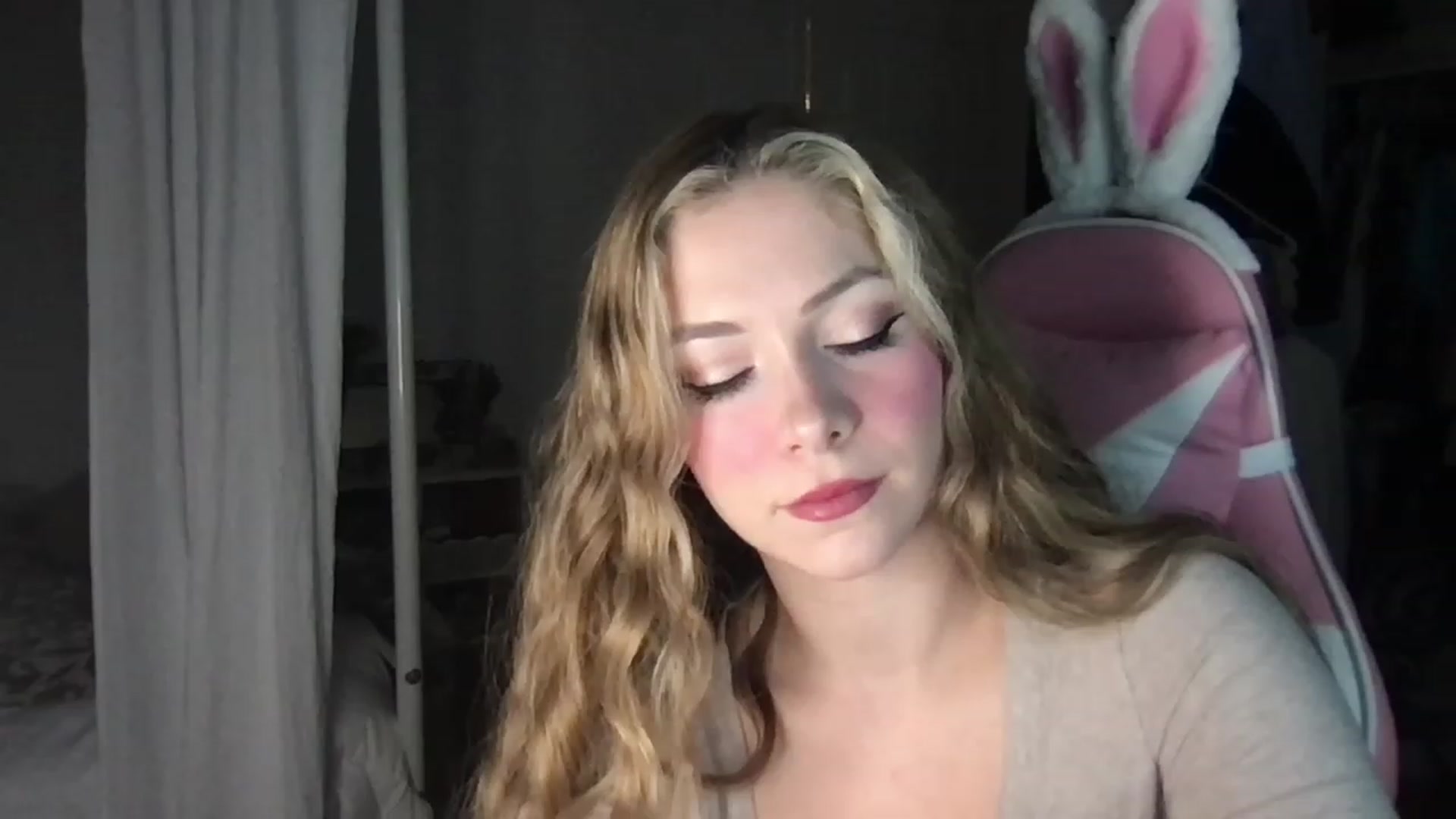 Gallery image thumbnail from lolypopbubble's myfreecams stream on, 01/19/2023, 22:38 image 15 of 20
