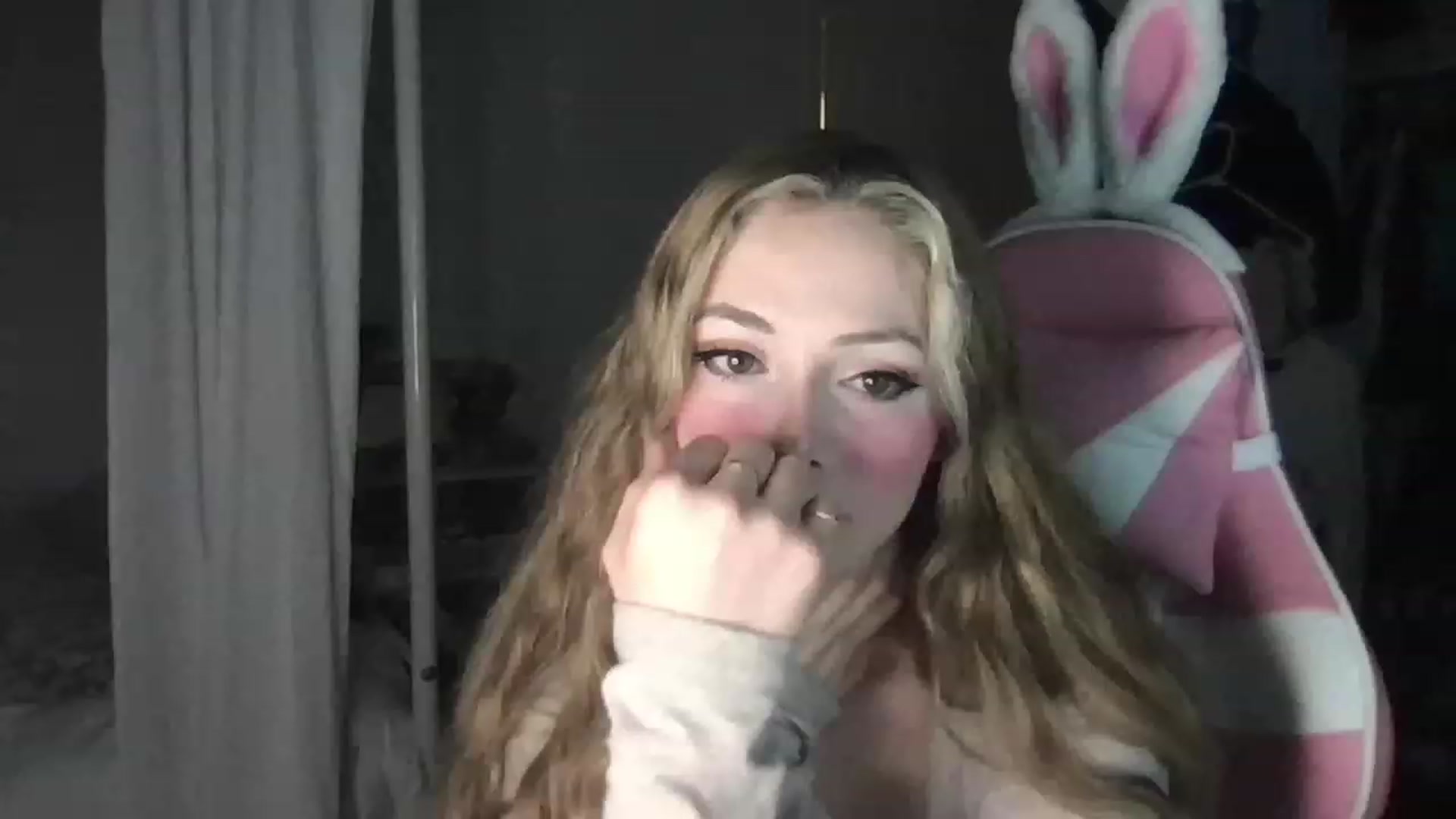 Gallery image thumbnail from lolypopbubble's myfreecams stream on, 01/19/2023, 22:38 image 17 of 20