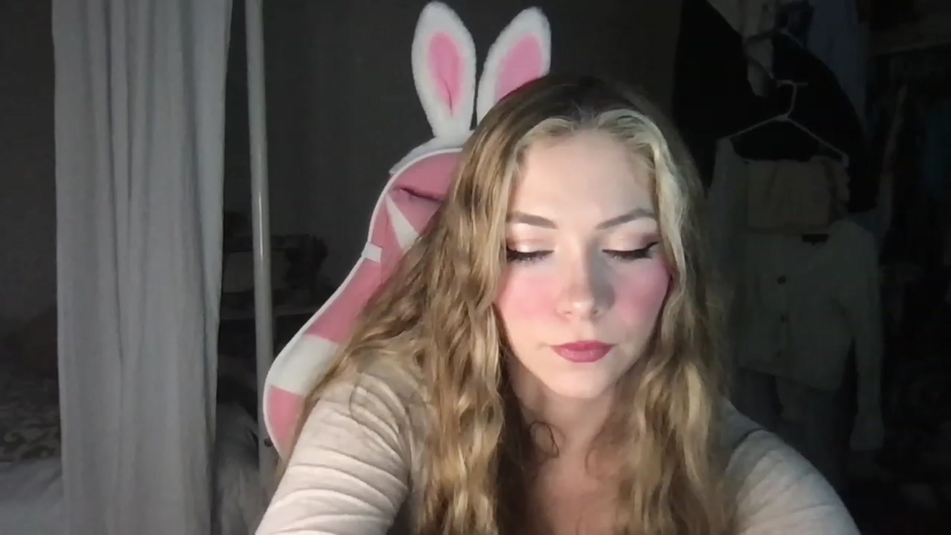 Gallery image thumbnail from lolypopbubble's myfreecams stream on, 01/19/2023, 22:38 image 5 of 20