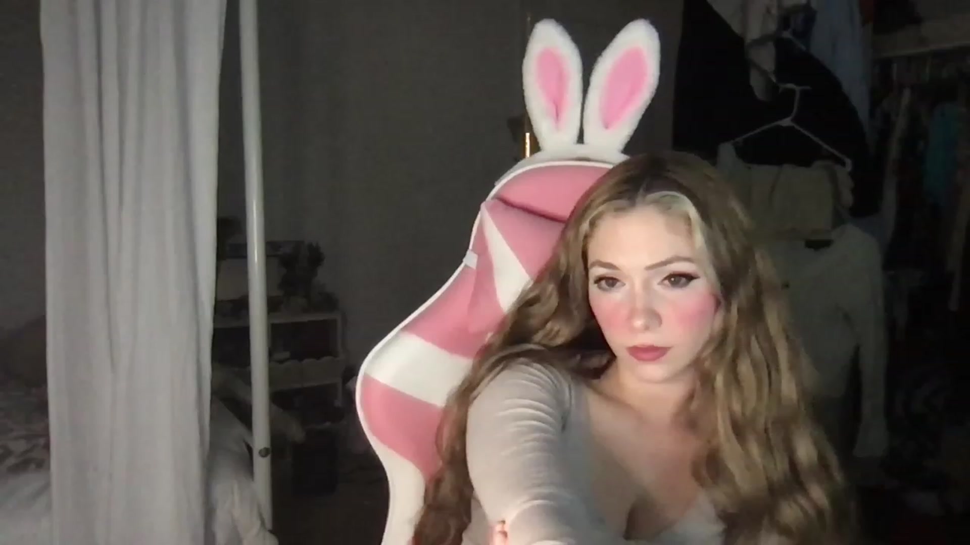 Gallery image thumbnail from lolypopbubble's myfreecams stream on, 01/19/2023, 22:38 image 12 of 20