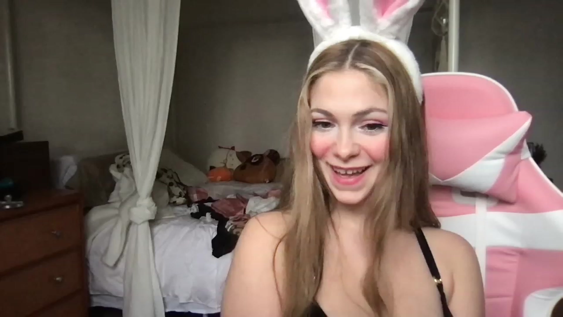 Gallery image thumbnail from lolypopbubble's myfreecams stream on, 01/26/2023, 21:50 image 6 of 20