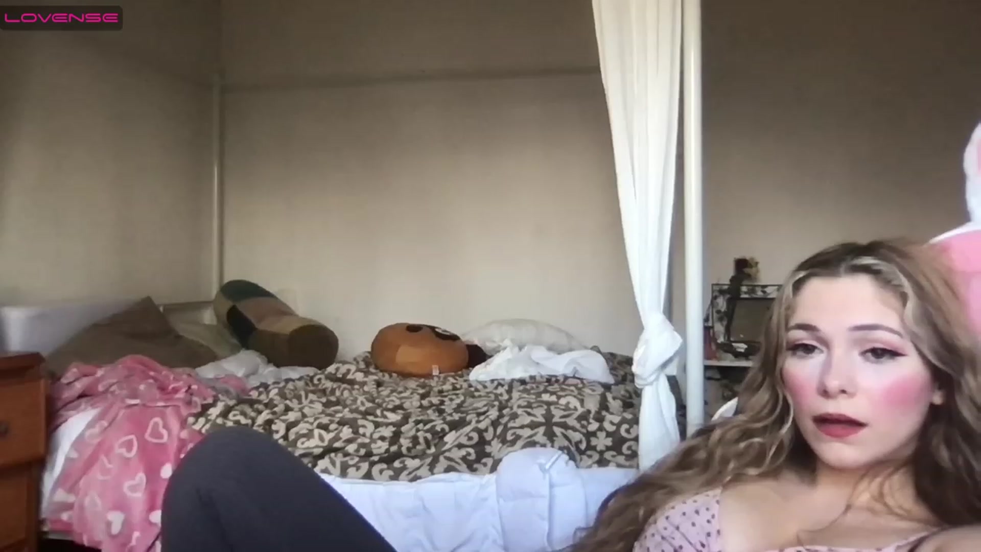 Gallery image thumbnail from lolypopbubble's myfreecams stream on, 01/30/2023, 21:54 image 12 of 20