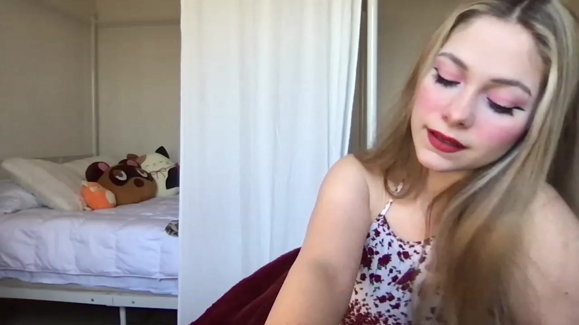Gallery image thumbnail from lolypopbubble's myfreecams stream on, 02/10/2023, 18:47 image 6 of 20