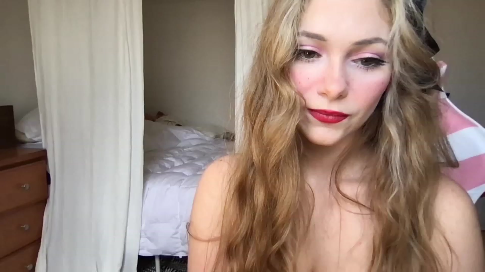 Gallery image thumbnail from lolypopbubble's myfreecams stream on, 02/14/2023, 20:07 image 14 of 20