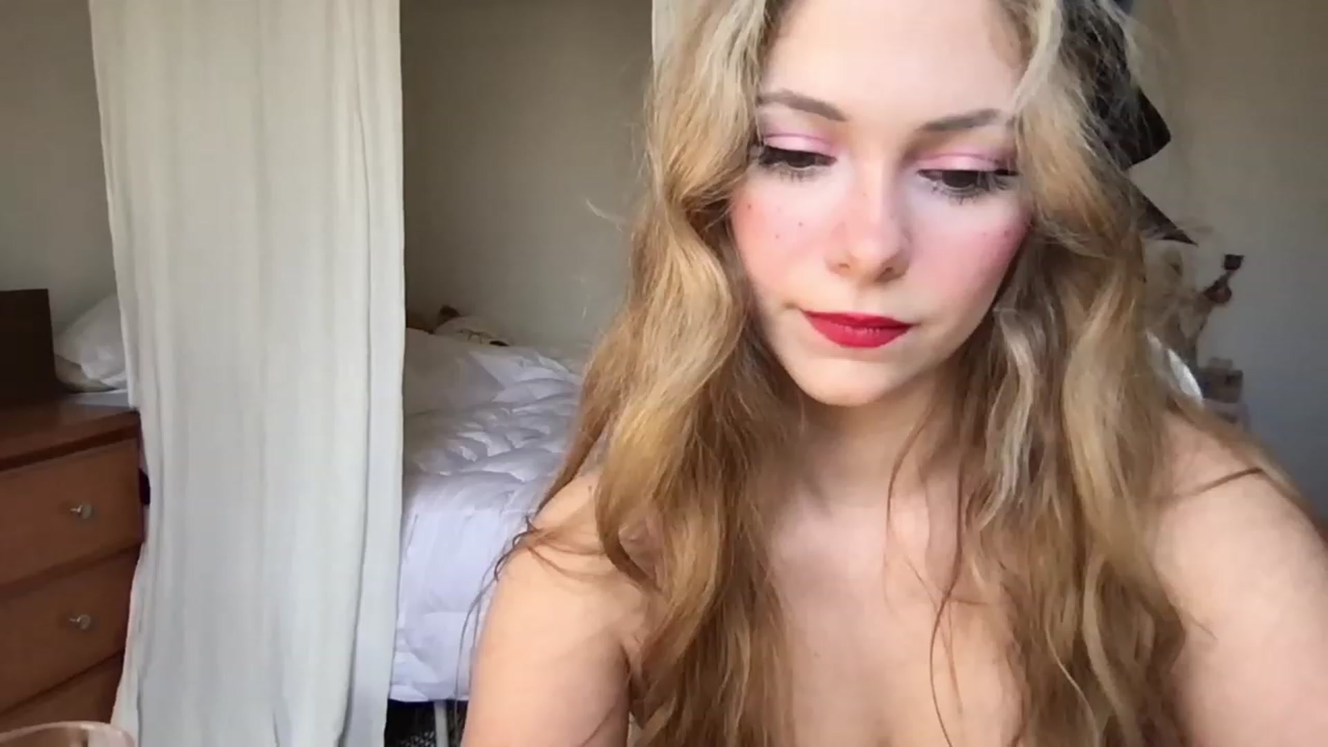 Gallery image thumbnail from lolypopbubble's myfreecams stream on, 02/14/2023, 20:07 image 15 of 20