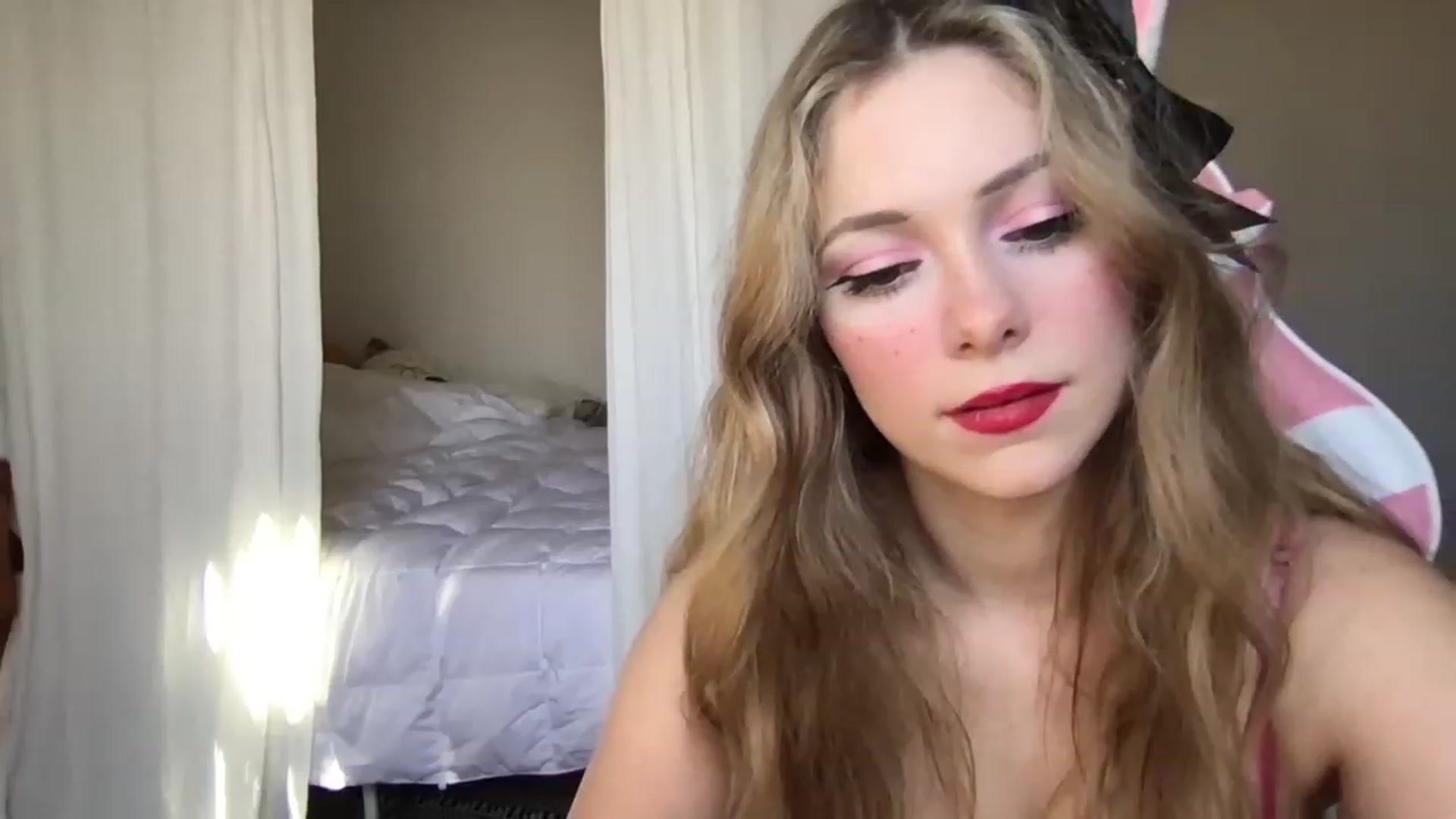 Gallery image thumbnail from lolypopbubble's myfreecams stream on, 02/14/2023, 20:07 image 18 of 20