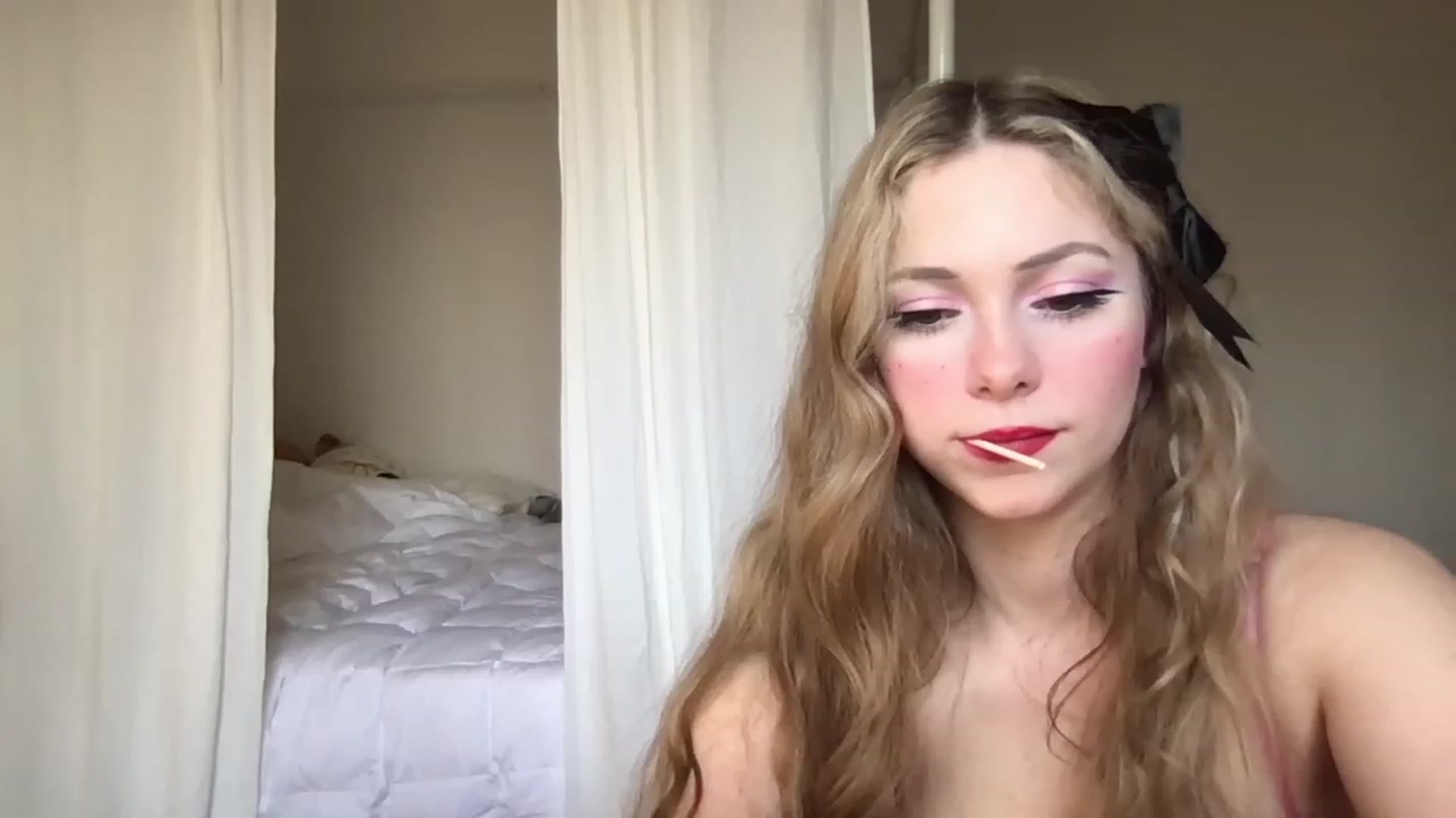 Gallery image thumbnail from lolypopbubble's myfreecams stream on, 02/14/2023, 21:07 image 8 of 20