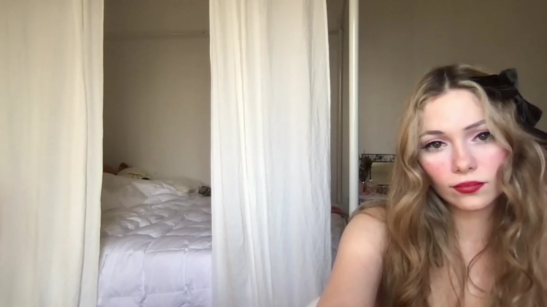 Gallery image thumbnail from lolypopbubble's myfreecams stream on, 02/14/2023, 21:07 image 3 of 20